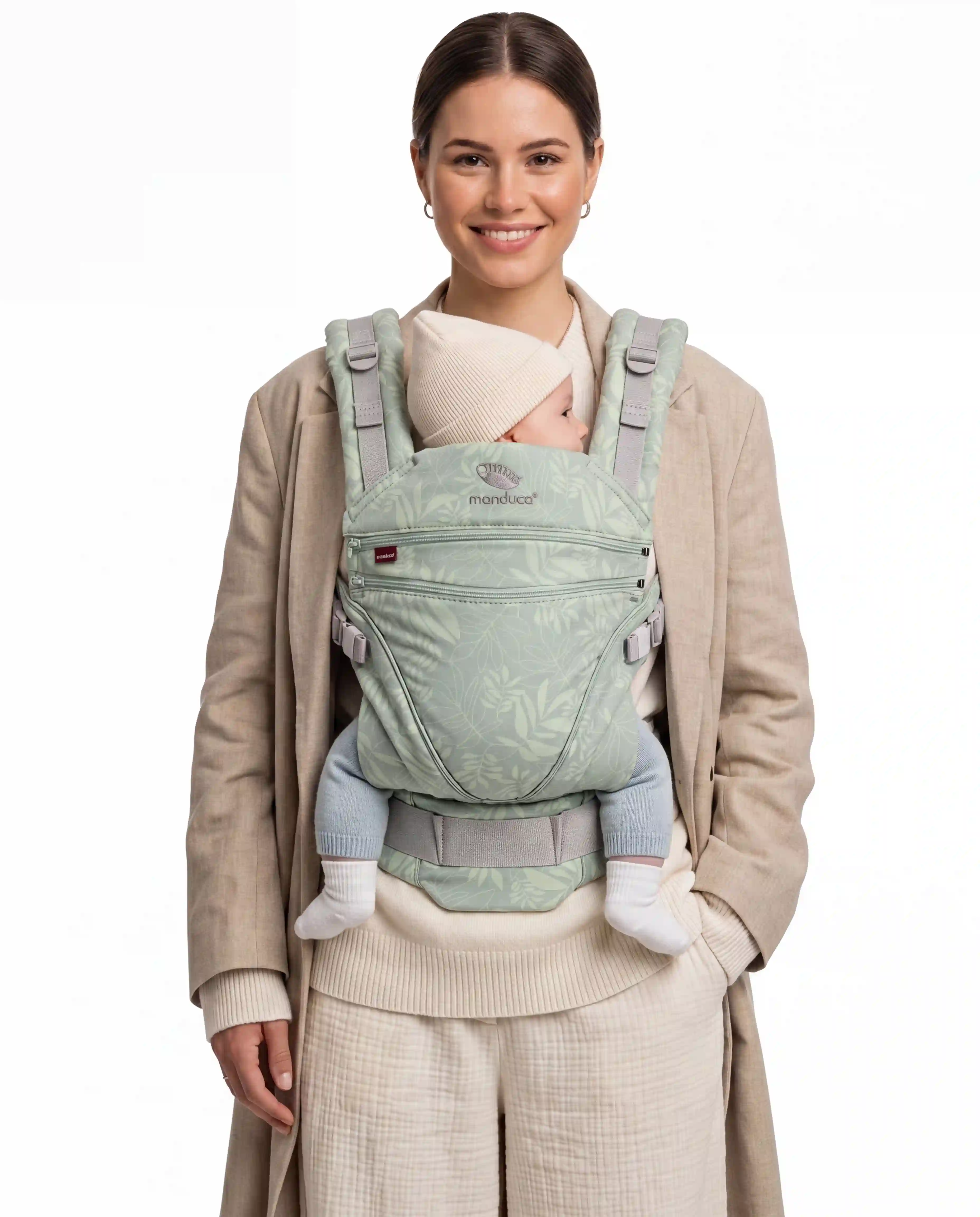 Model trägt die manduca XT Babytrage Botanic Green in der Fronttrageweise.