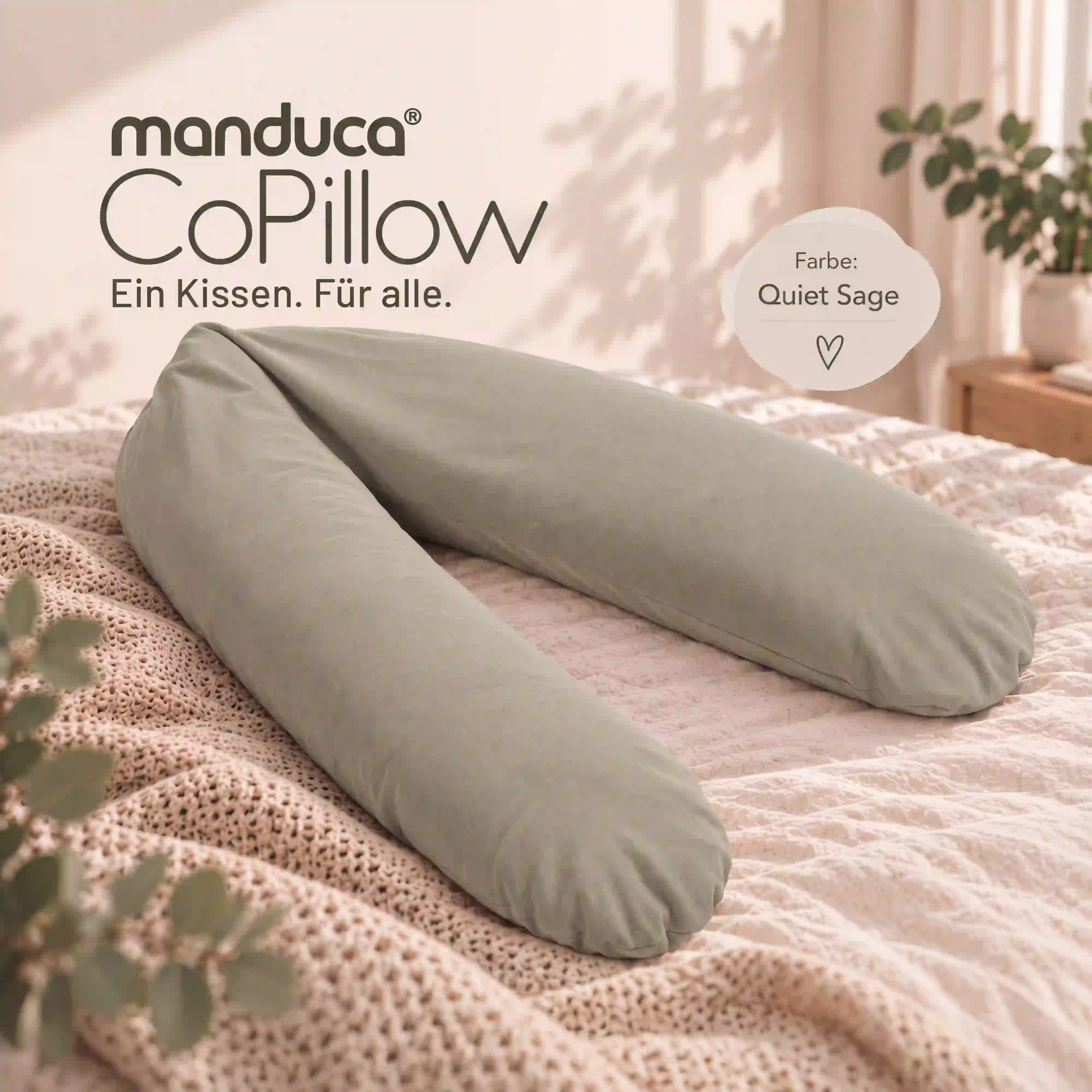 manduca CoPillow Stillkissen Quiet Sage auf einem Bett