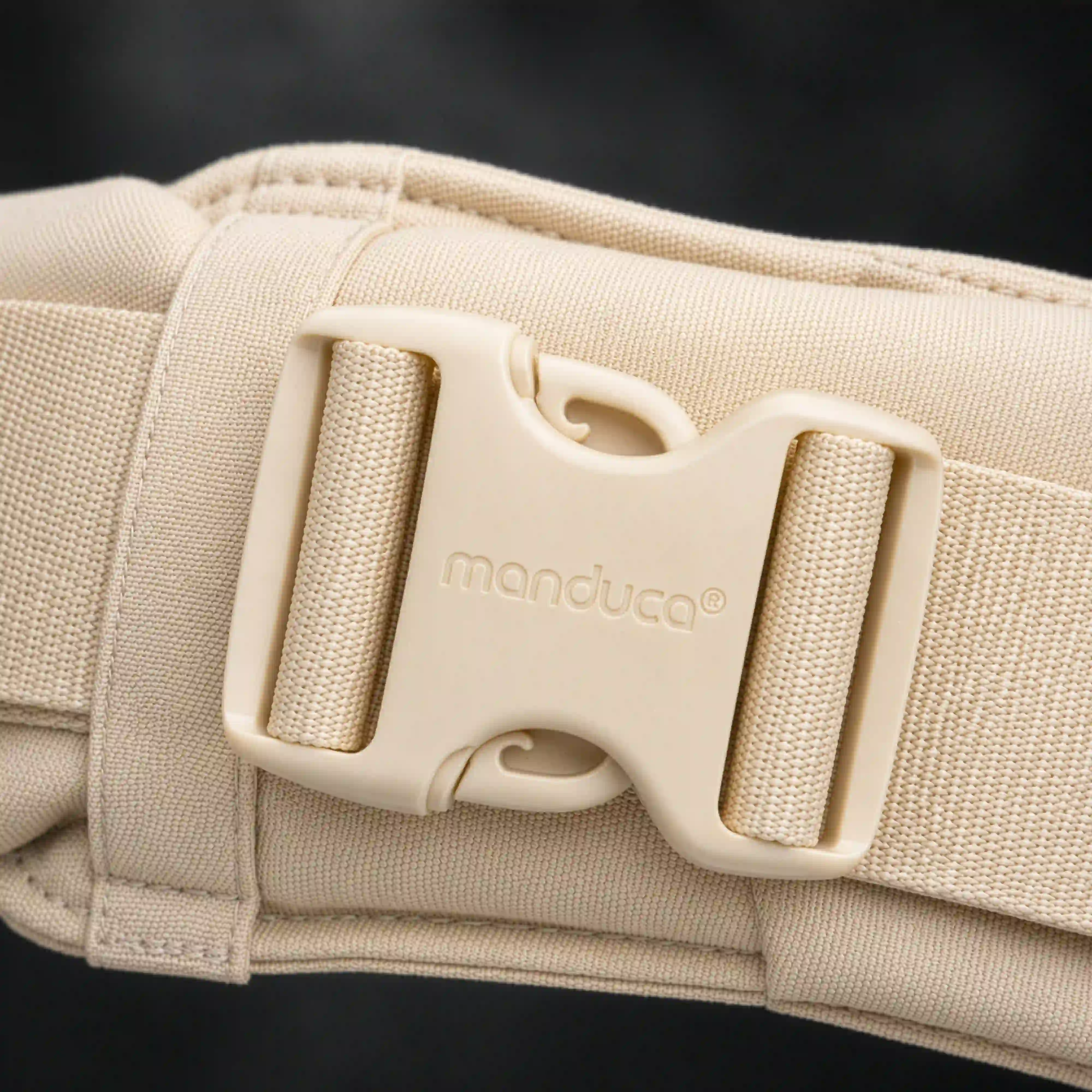 Closeup von der manduca XT Schnalle in Pearl