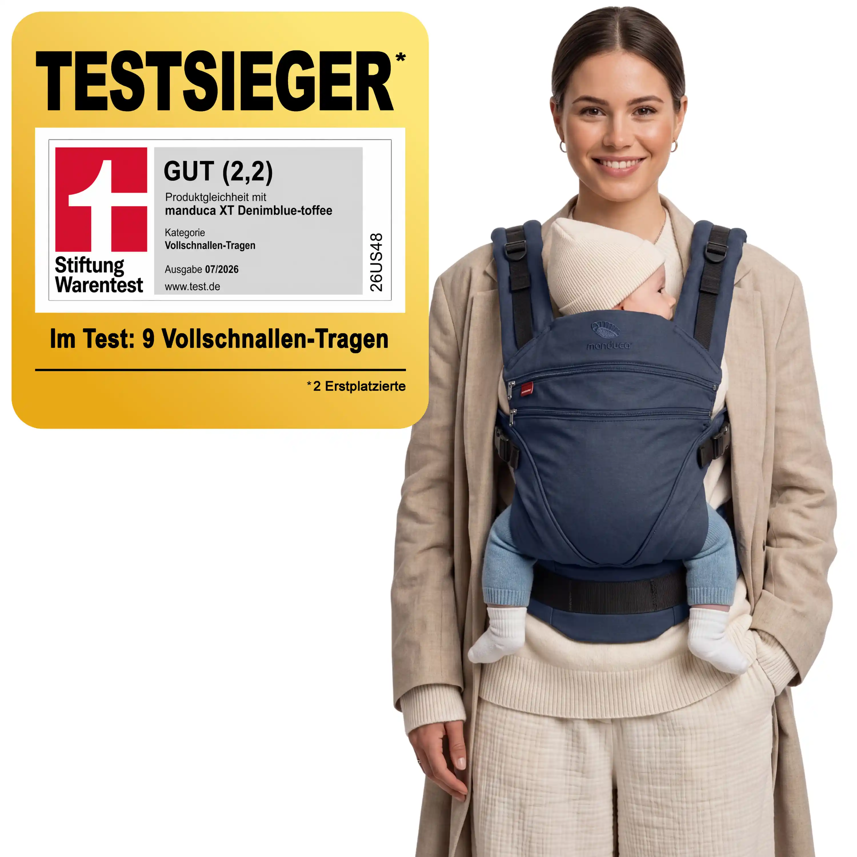 Mutter trägt Baby in der manduca XT Melange Blue – Stiftung-Warentest-Testsieger