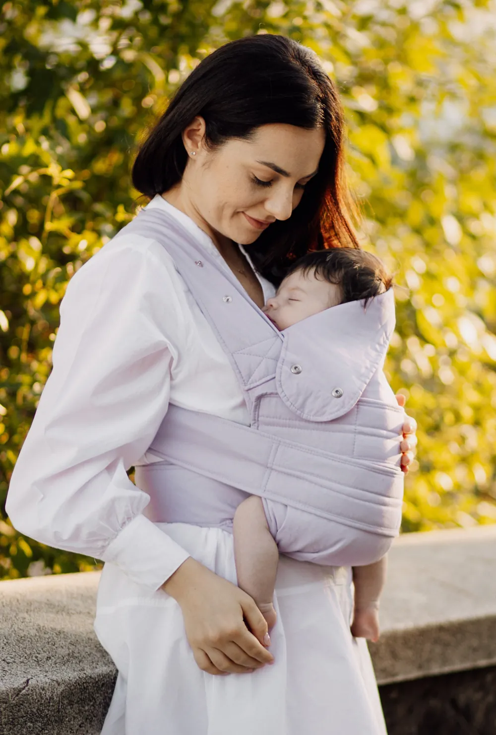 Nahaufnahme: schlafendes Baby in der marsupi breeze Babytrage in Lilac