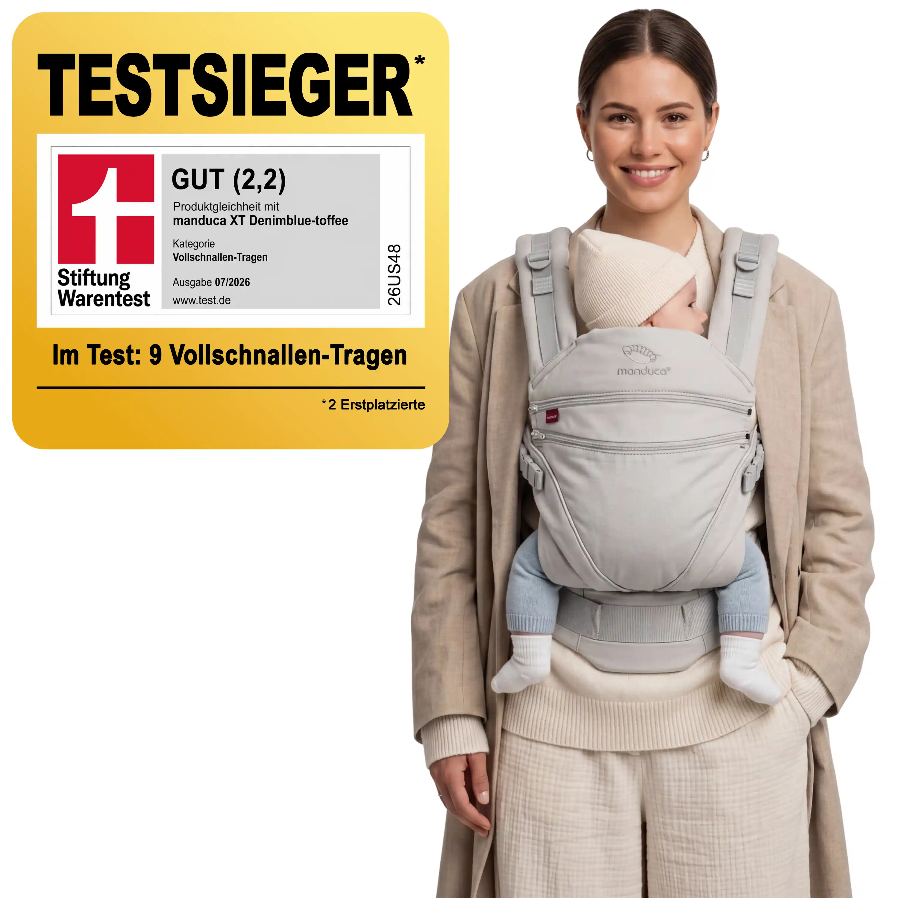 Mutter trägt Baby in der manduca XT Monochrome Cloud – Stiftung-Warentest-Testsieger