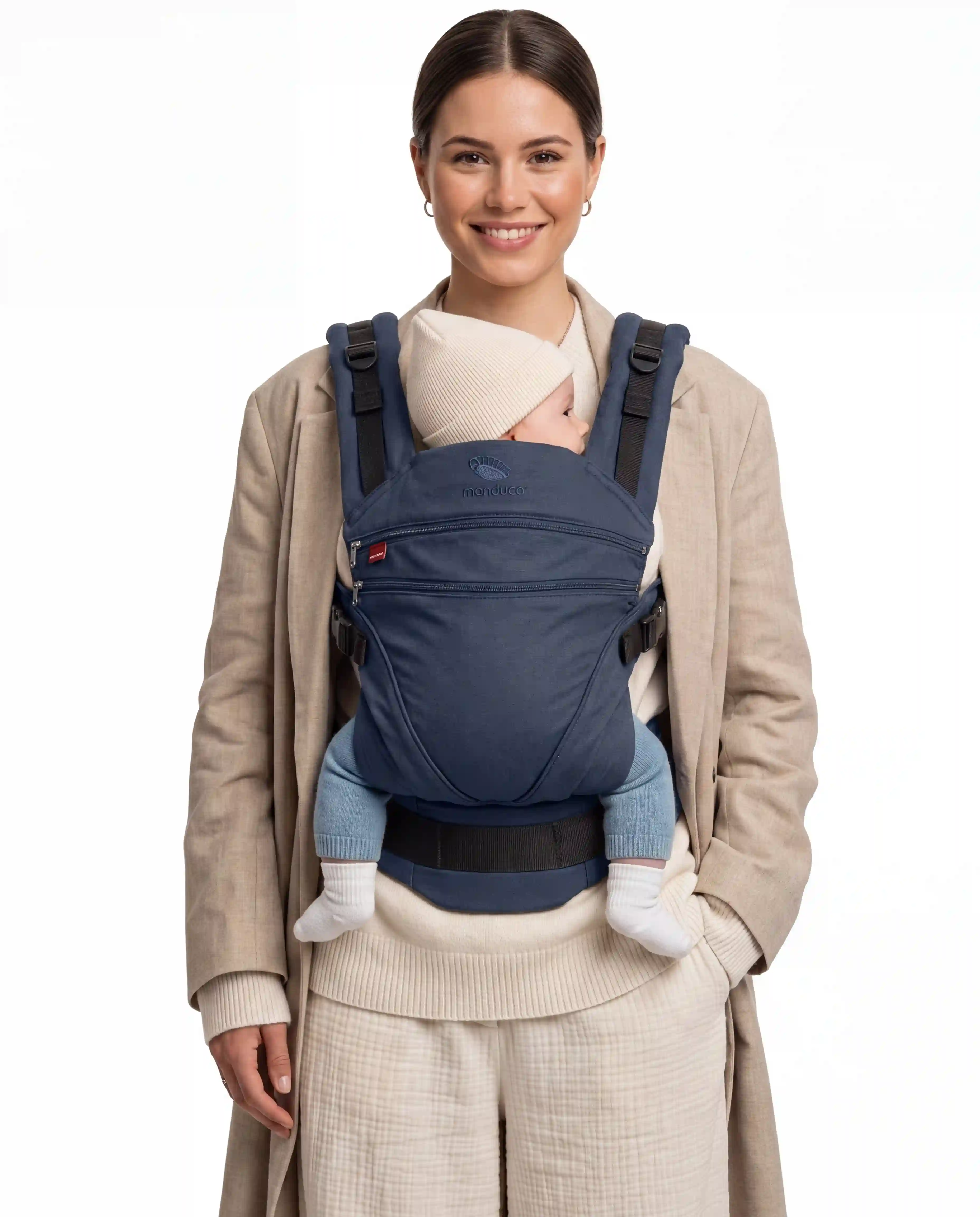 Model trägt die manduca XT Babytrage melangeblue frontal.