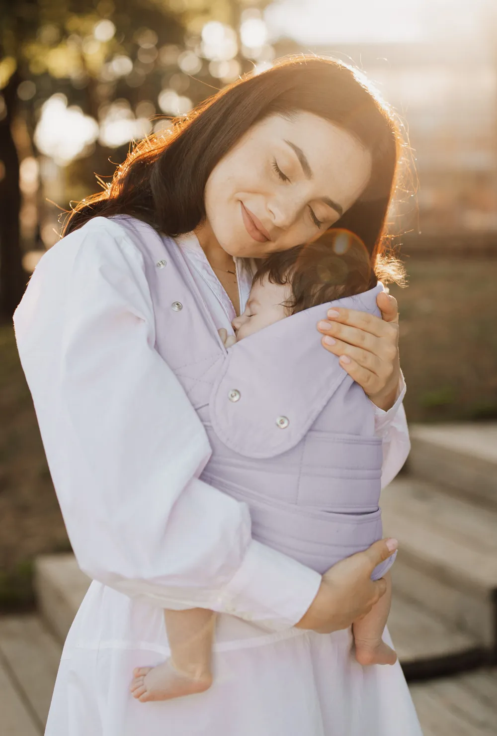 Detailaufnahme: schlafendes Baby in der marsupi breeze Babytrage in Lilac (Kopfstütze)