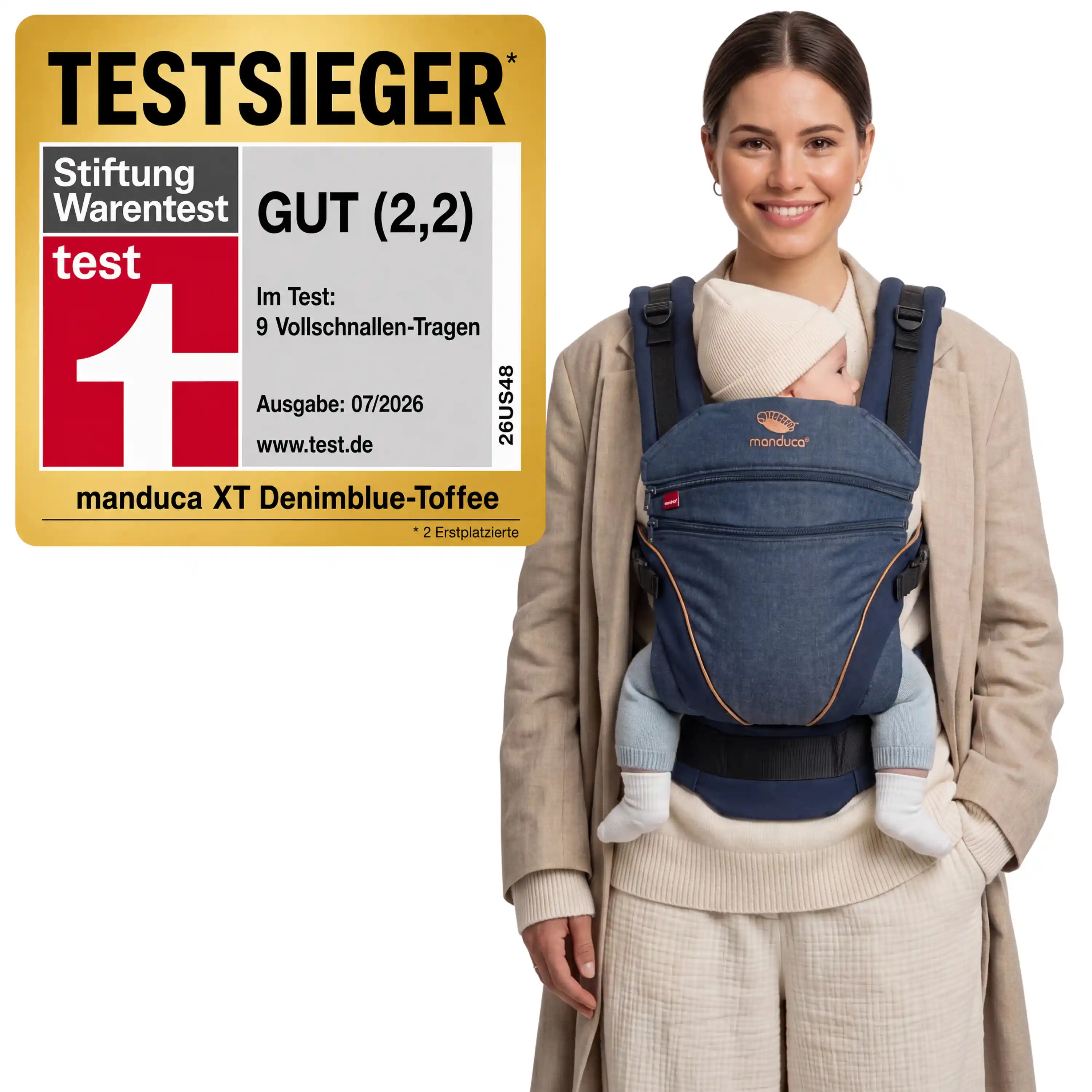 Mutter trägt Baby in der manduca XT Denim Blue – Stiftung-Warentest-Testsieger