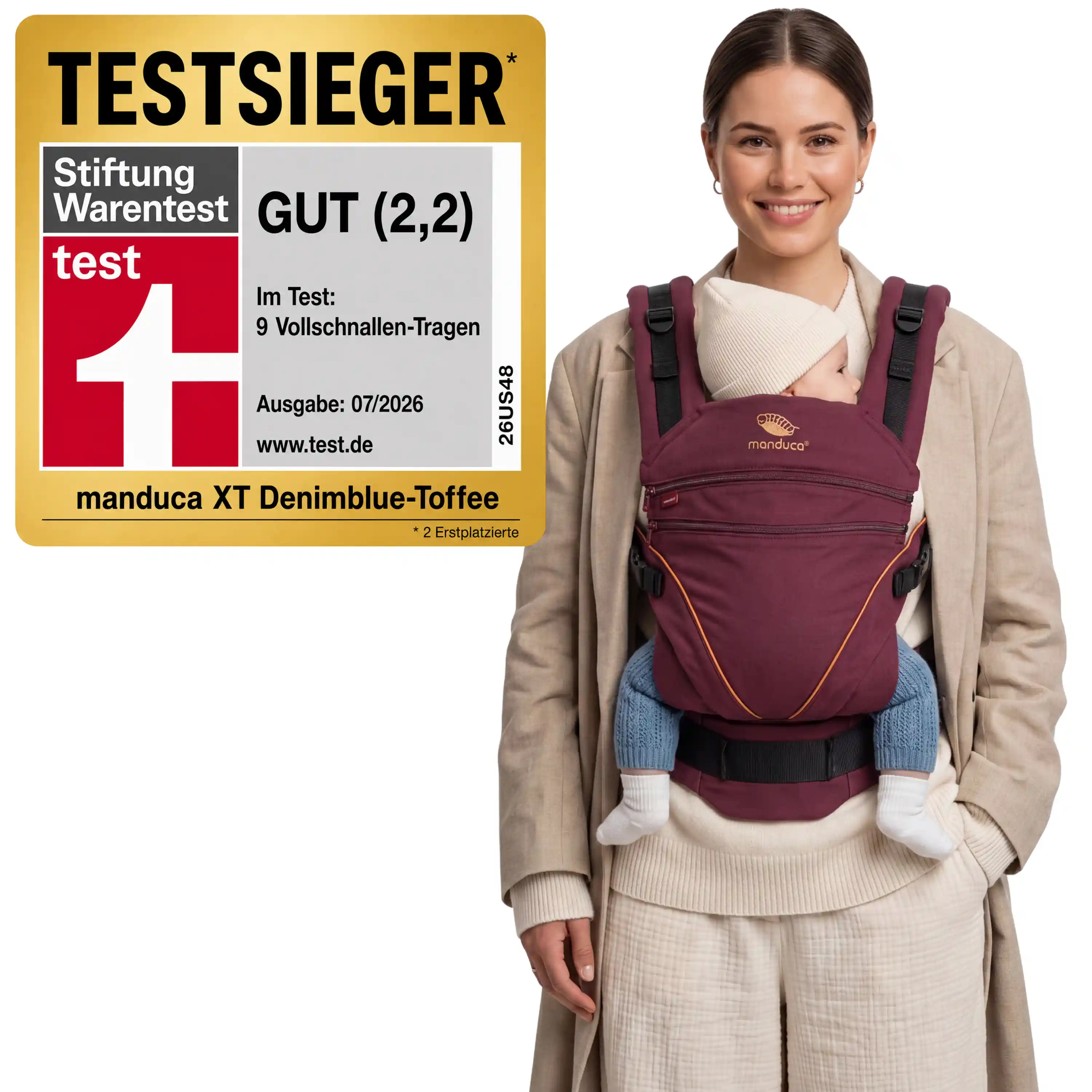Mutter trägt Baby in der manduca XT Denim Berry – Stiftung-Warentest-Testsieger