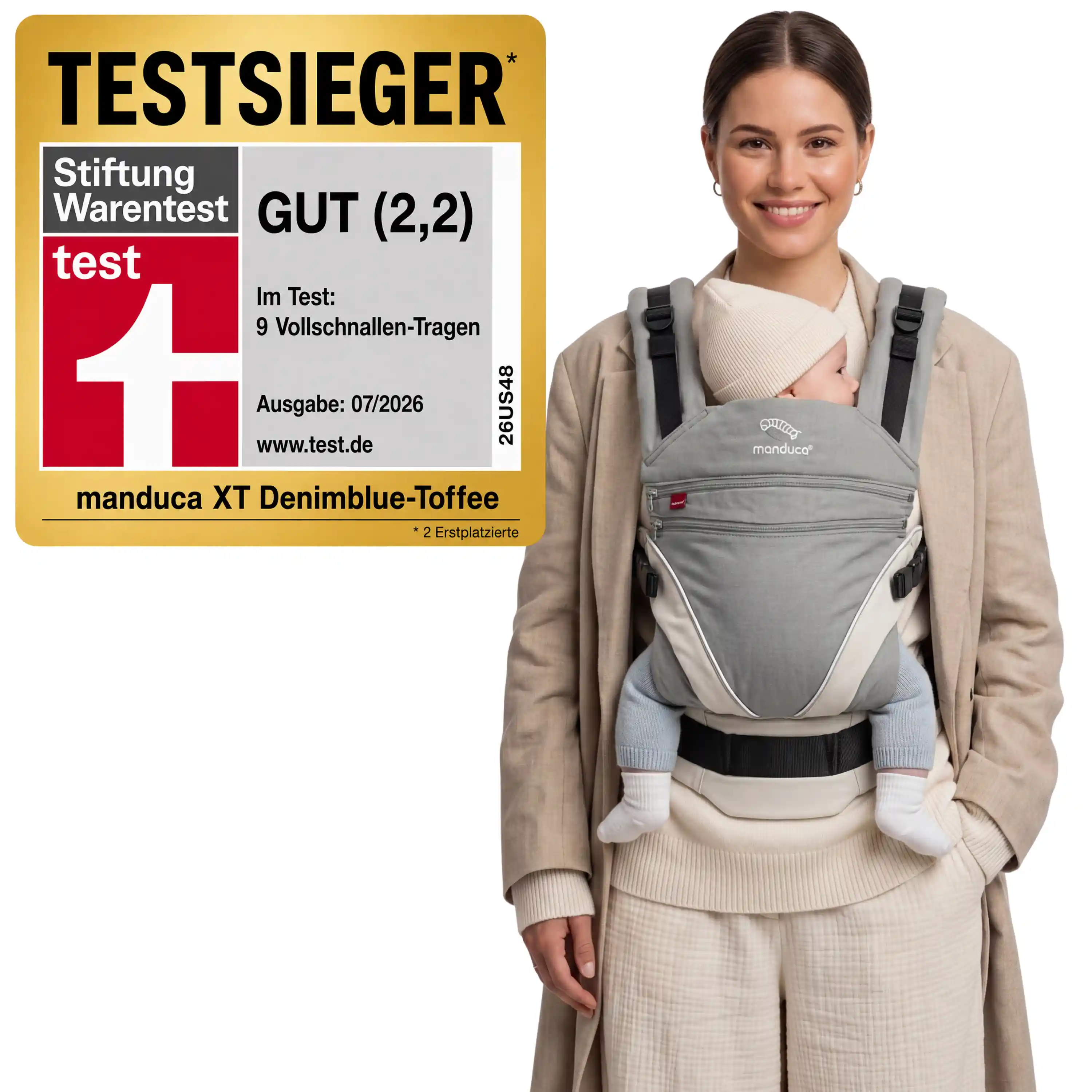 Mutter trägt Baby in der manduca XT Grey White – Stiftung-Warentest-Testsieger