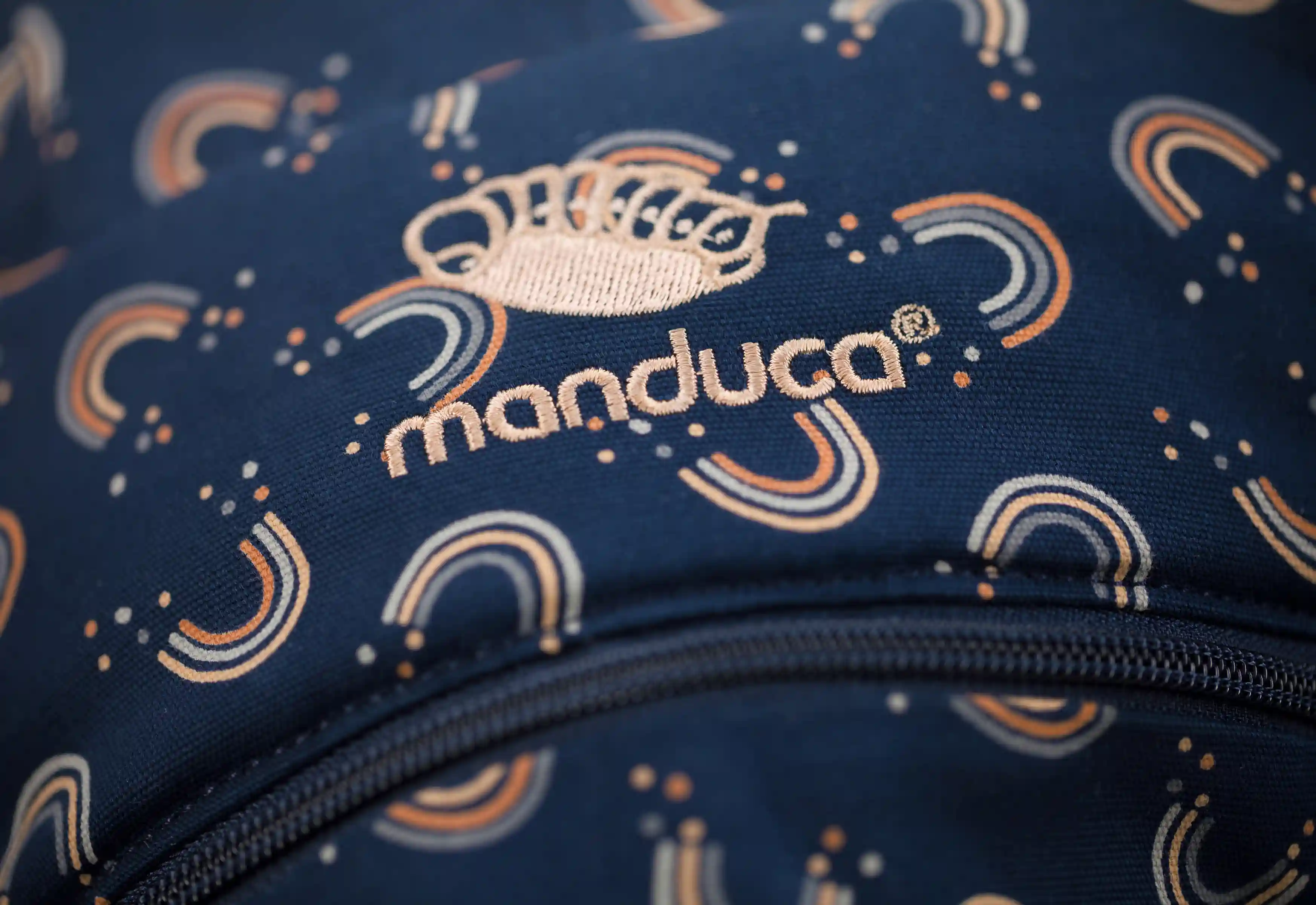 Close-up Verstellung an einer manduca® Trage