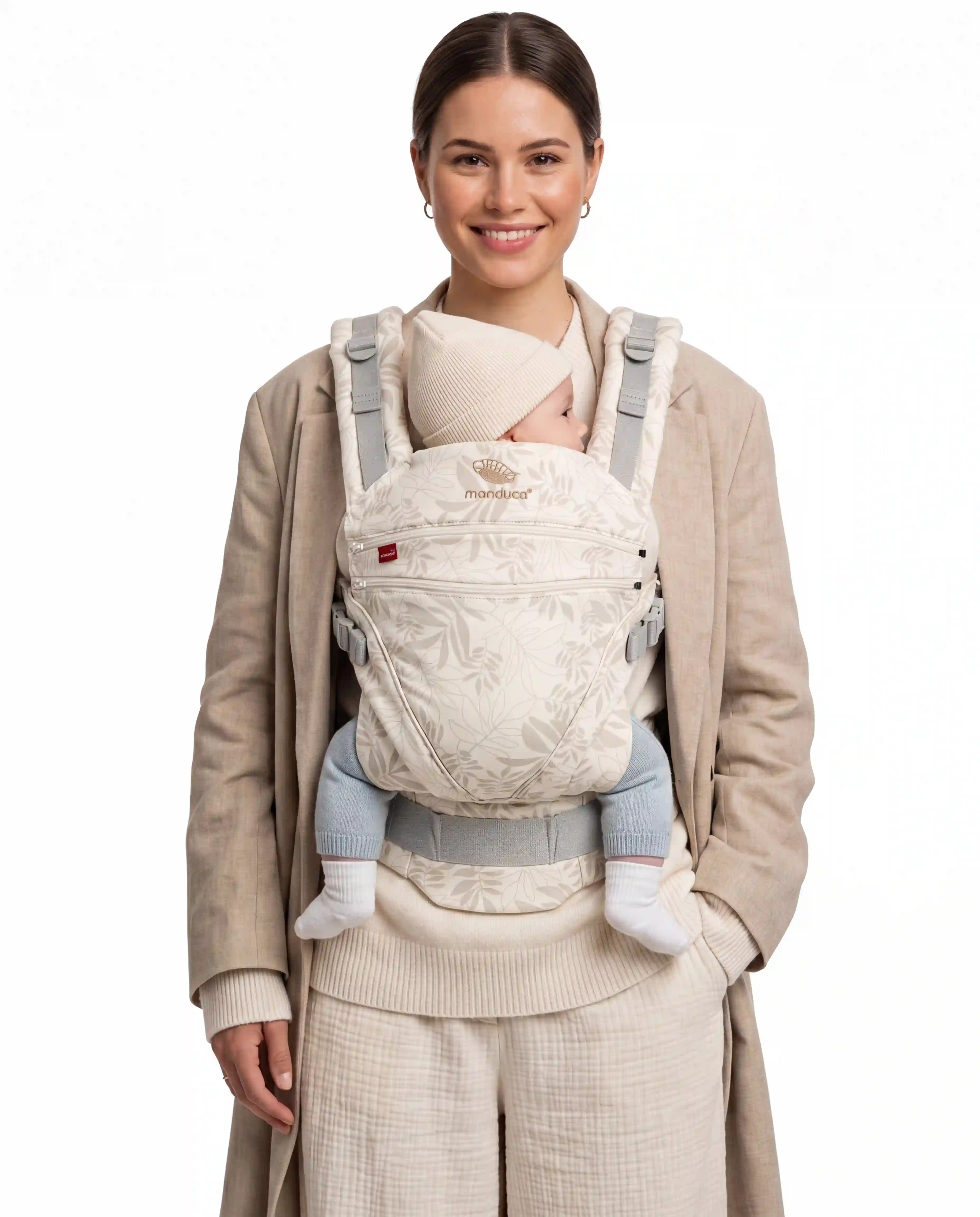 Model trägt die manduca XT Babytrage Botanic Vanilla frontal.
