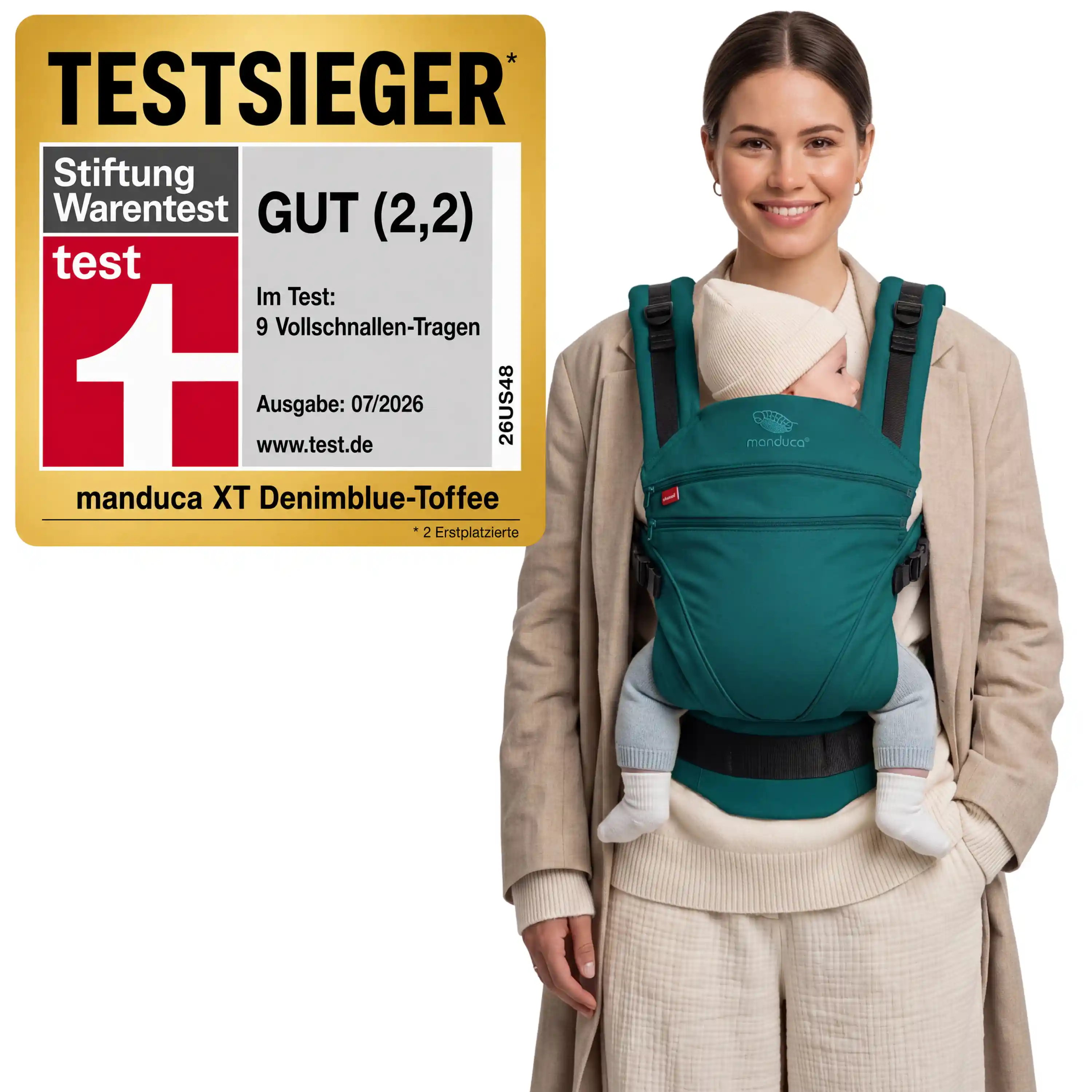 Mutter trägt Baby in der manduca XT Happy Lagoon – Stiftung-Warentest-Testsieger