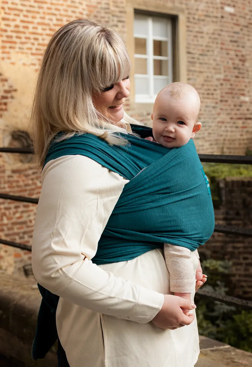 Frau trägt Baby im manduca Sling Babytragetuch Teal, Nahaufnahme
