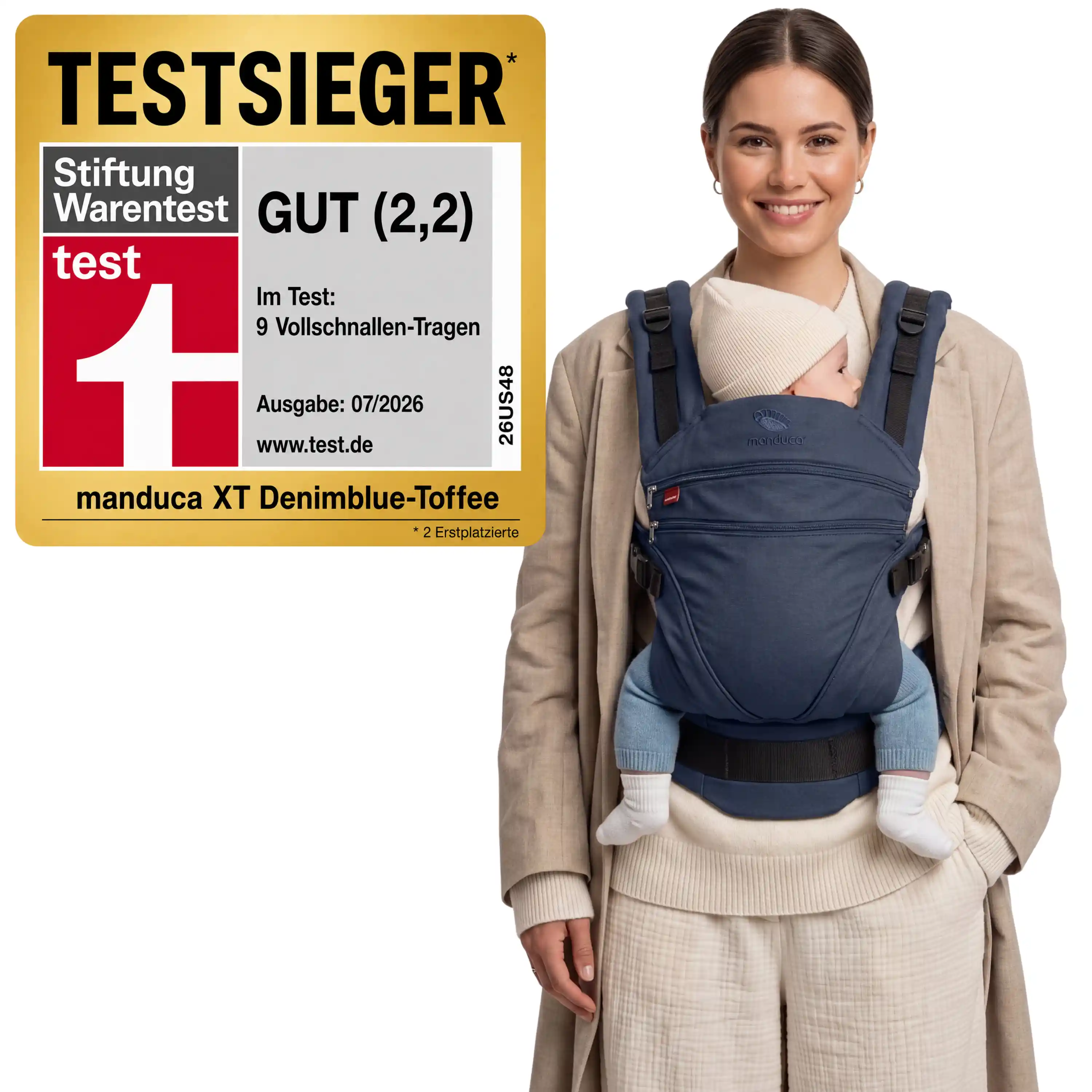 Mutter trägt Baby in der manduca XT Melange Blue – Stiftung-Warentest-Testsieger