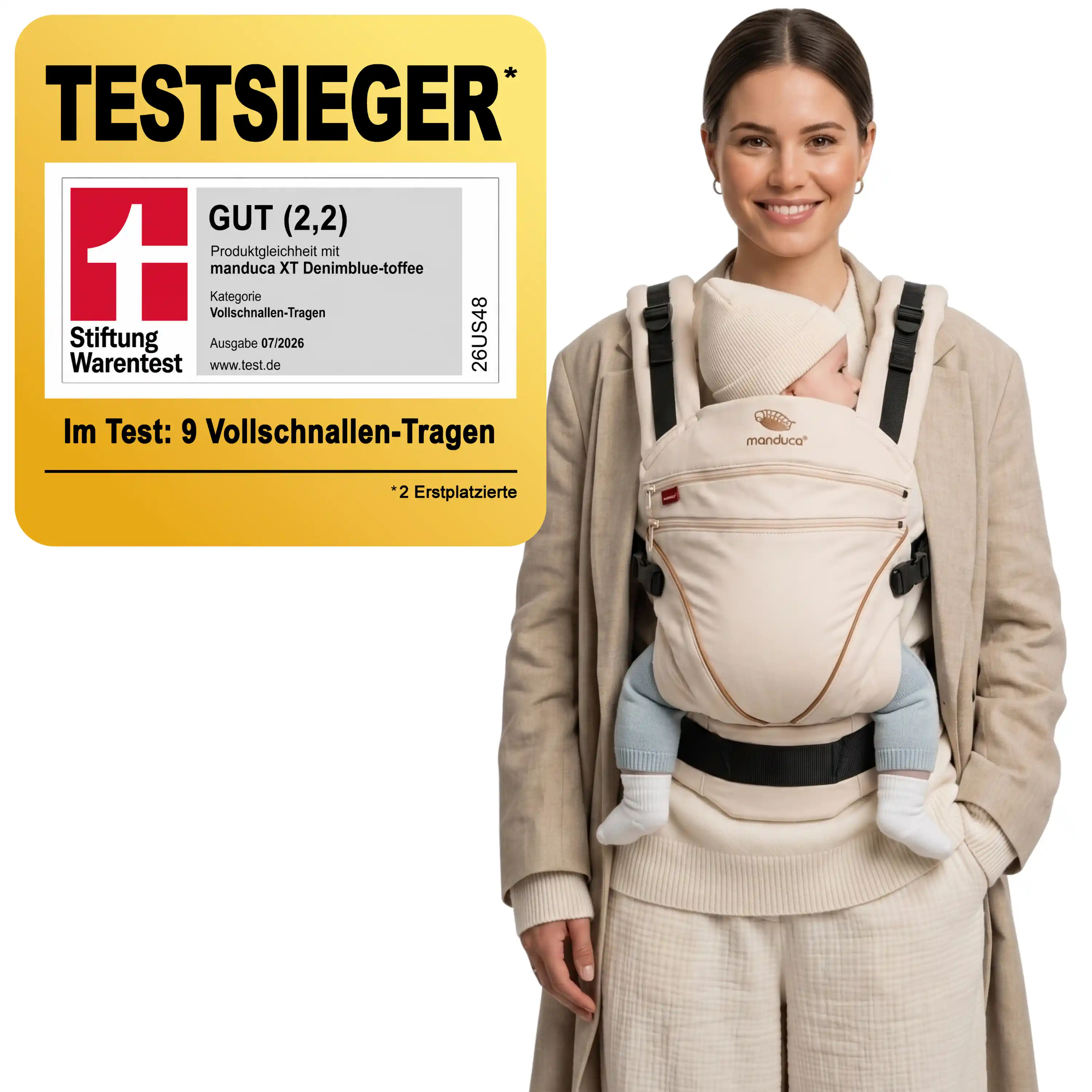 Mutter trägt Baby in der manduca XT Denim Powder Toffee – Stiftung-Warentest-Testsieger