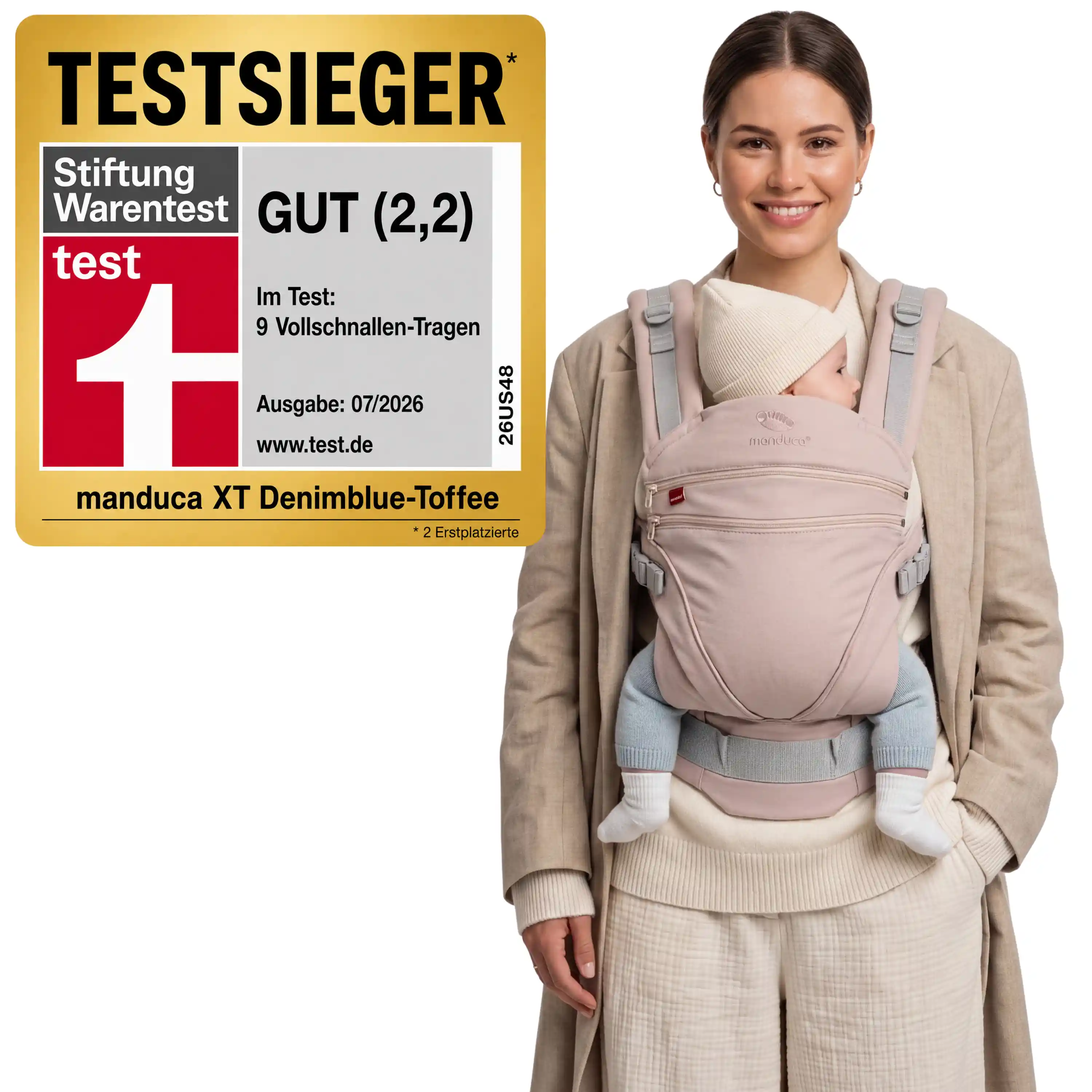 Mutter trägt Baby in der manduca XT Happy Blush – Stiftung-Warentest-Testsieger