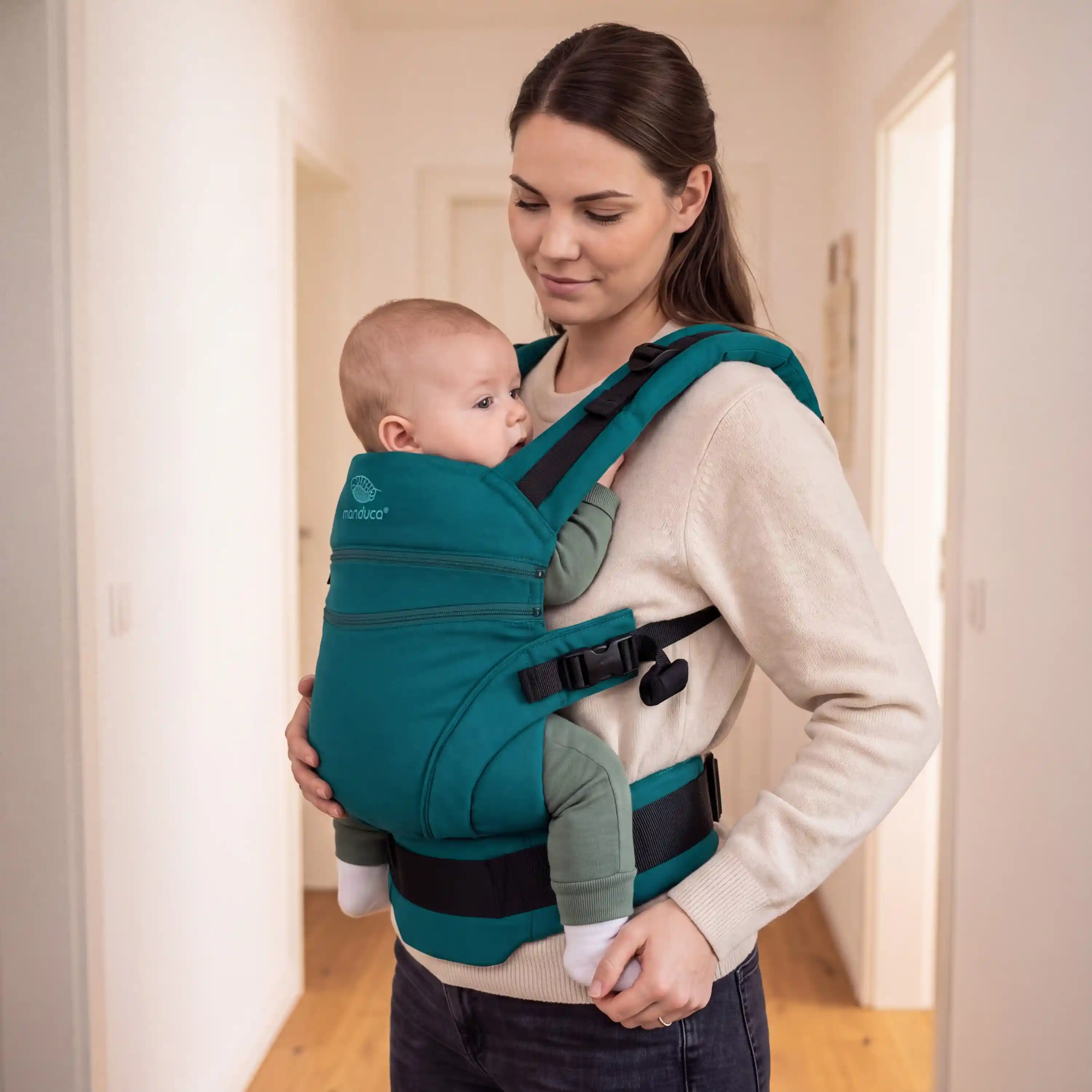 Baby in ergonomischer M-Position mit Knien oberhalb des Pos in einer manduca Babytrage