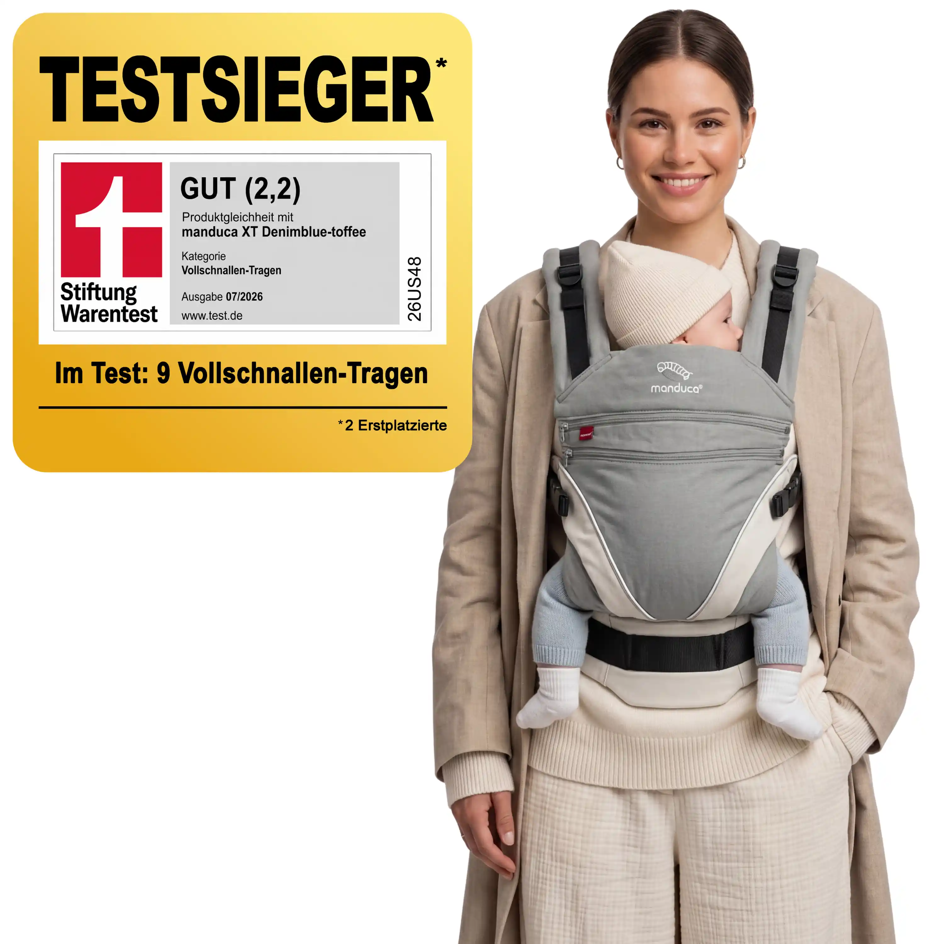 Mutter trägt Baby in der manduca XT Grey White – Stiftung-Warentest-Testsieger