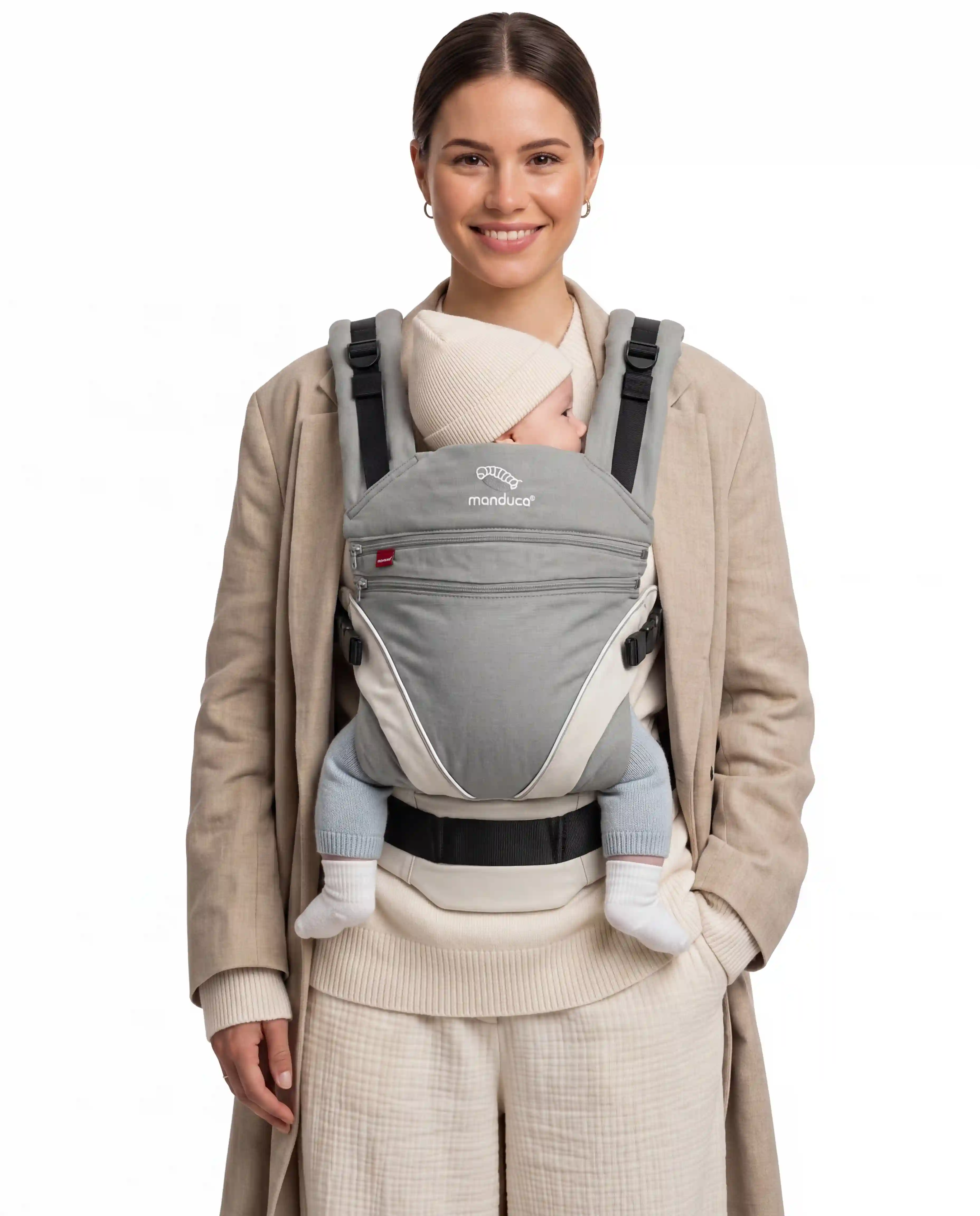 Model trägt die manduca XT Babytrage grey-white in der Fronttrageweise.