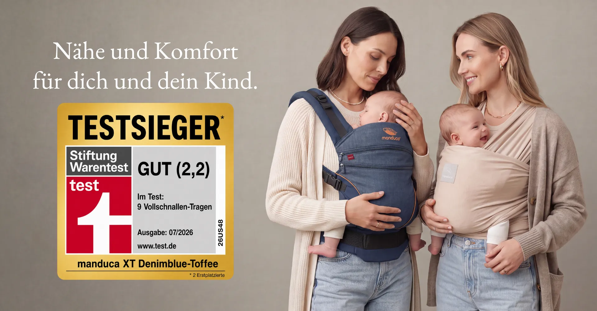 manduca Banner zwei mütter mit Babys in Babytrage XT und manduca Sling tragetuch und dem Stiftung Warentest Testsieger Siegel 2026