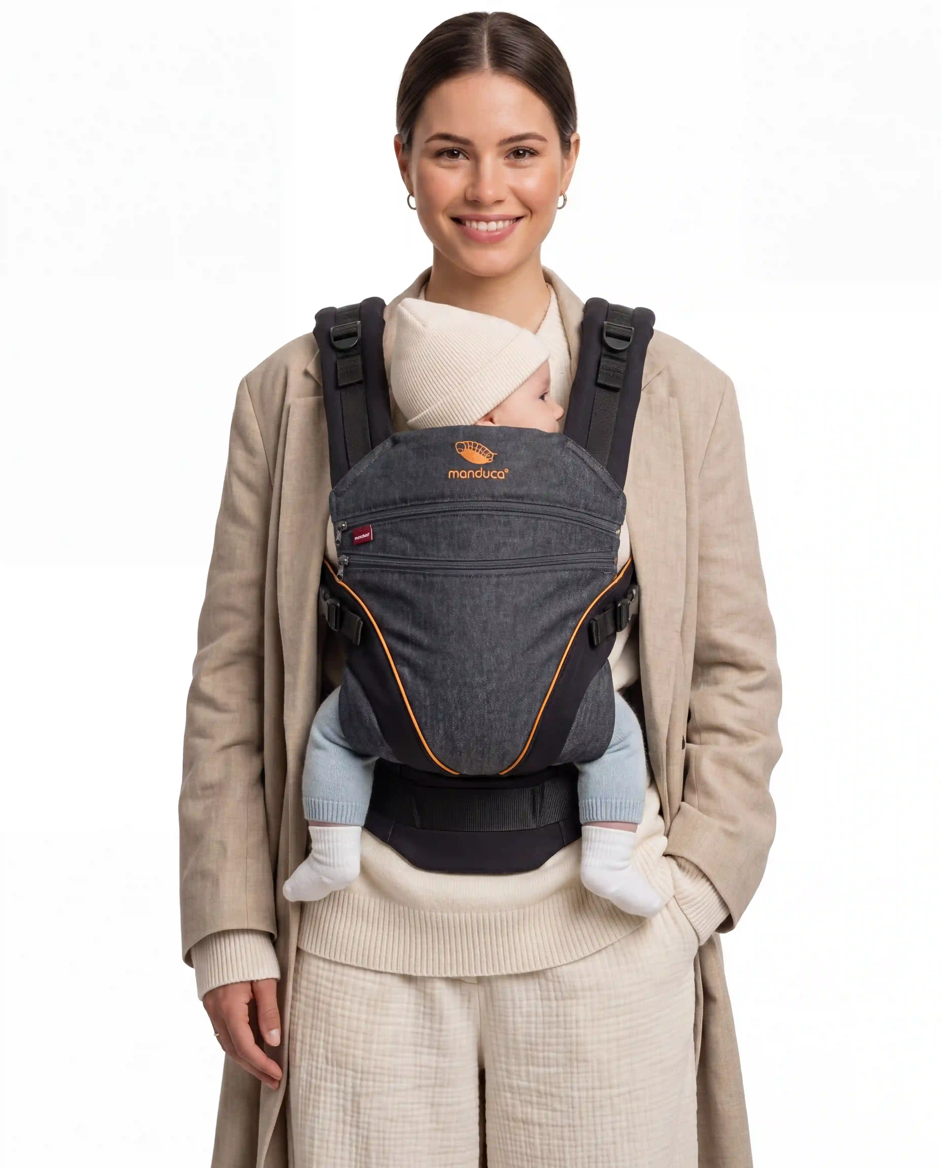Model trägt die manduca XT Babytrage denimblack frontal.