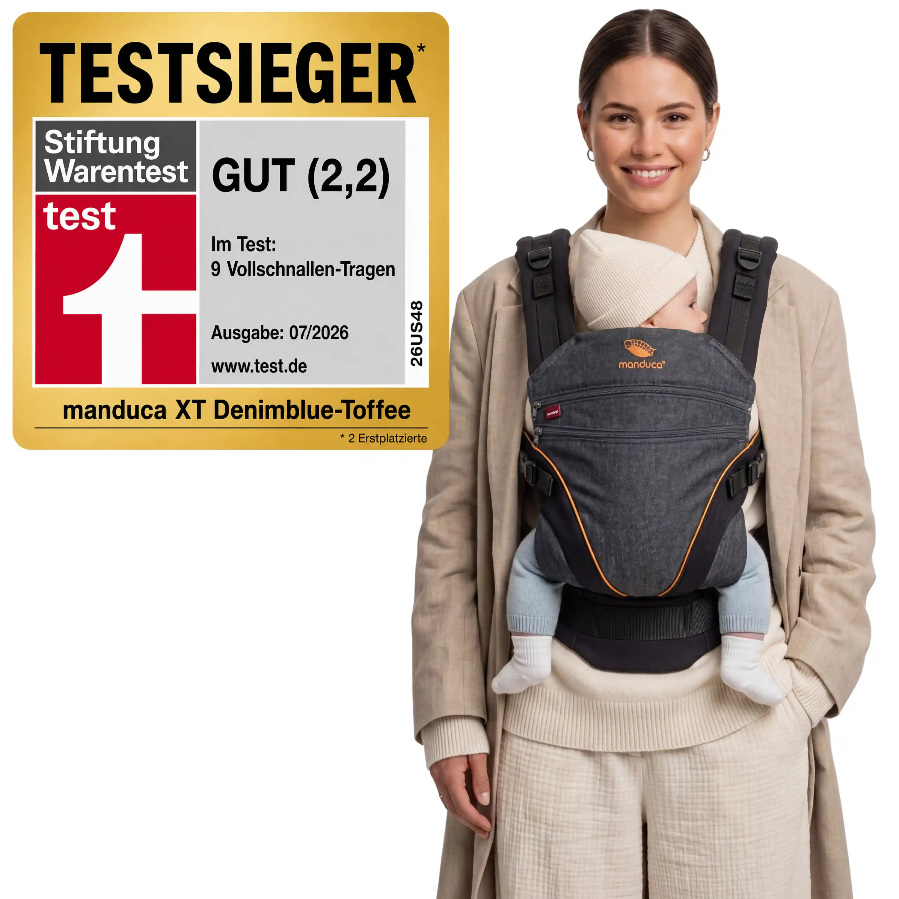 Mutter trägt Baby in der manduca XT Denim Black – Stiftung-Warentest-Testsieger