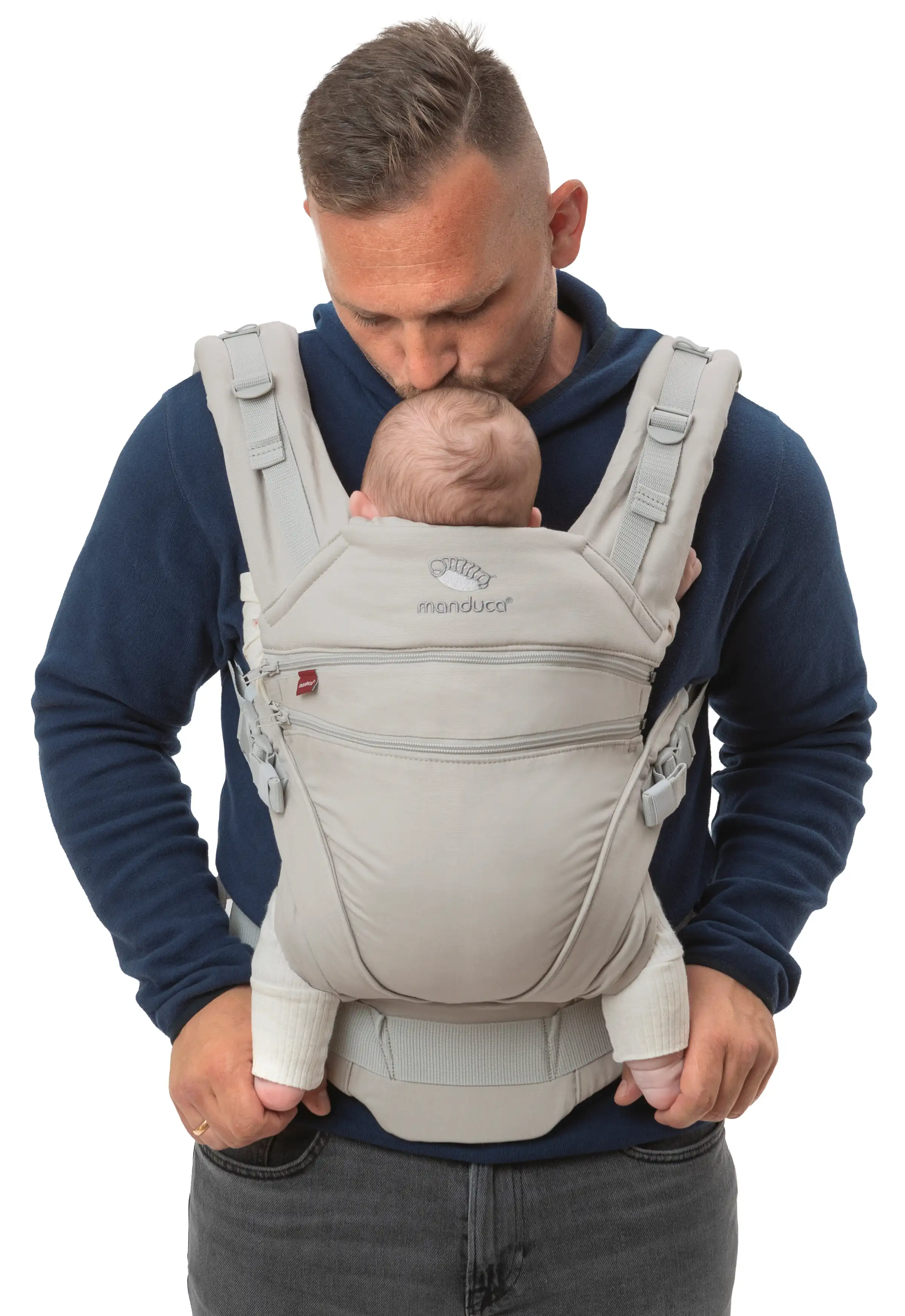 Vater trägt sein Baby in der manduca XT Babytrage