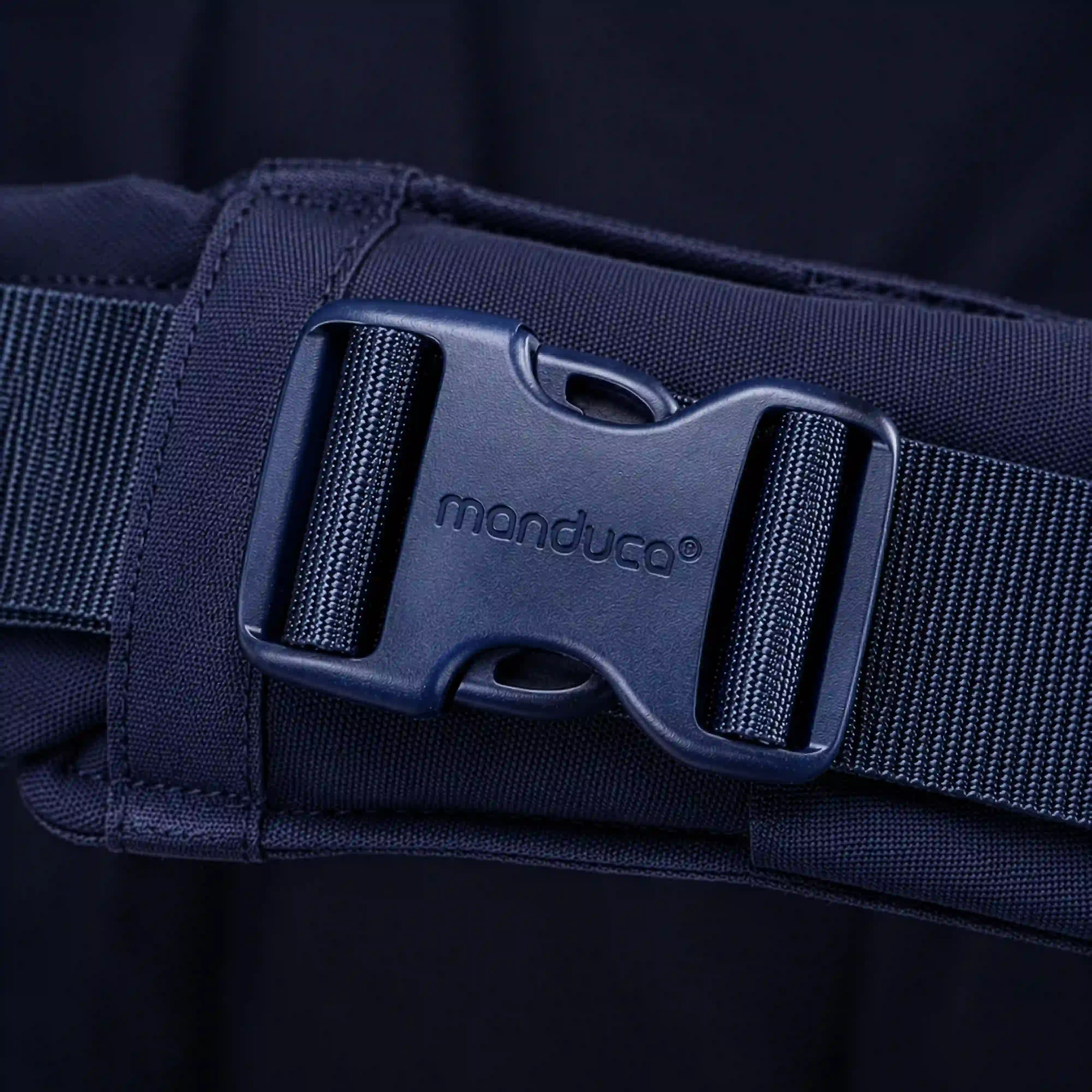 Closeup von der manduca XT Schnalle in Midnight