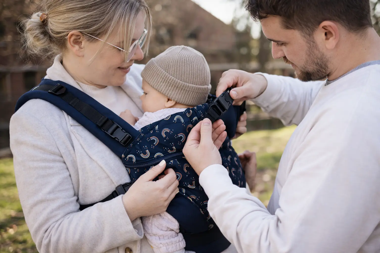 Eltern beim Anlegen der Trage – einfache Handgriffe