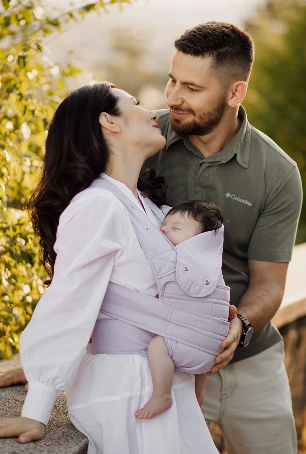 Mutter mit Baby in der marsupi breeze Babytrage in Lilac – Portraitaufnahme im Freien