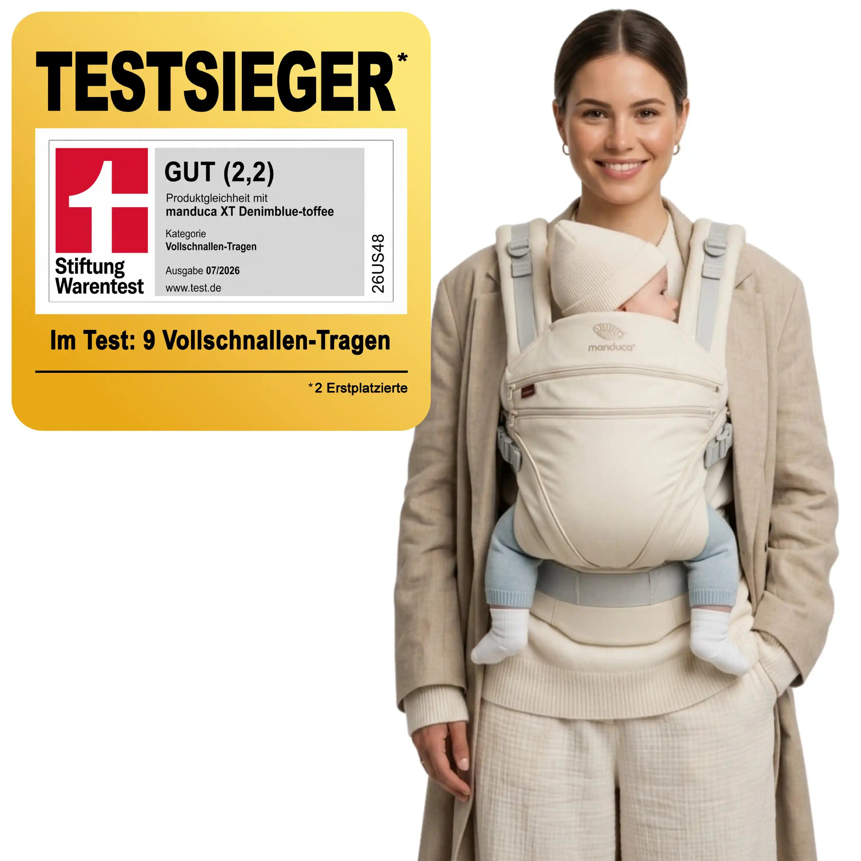 Mutter trägt Baby in der manduca XT Monochrome Creme – Stiftung-Warentest-Testsieger