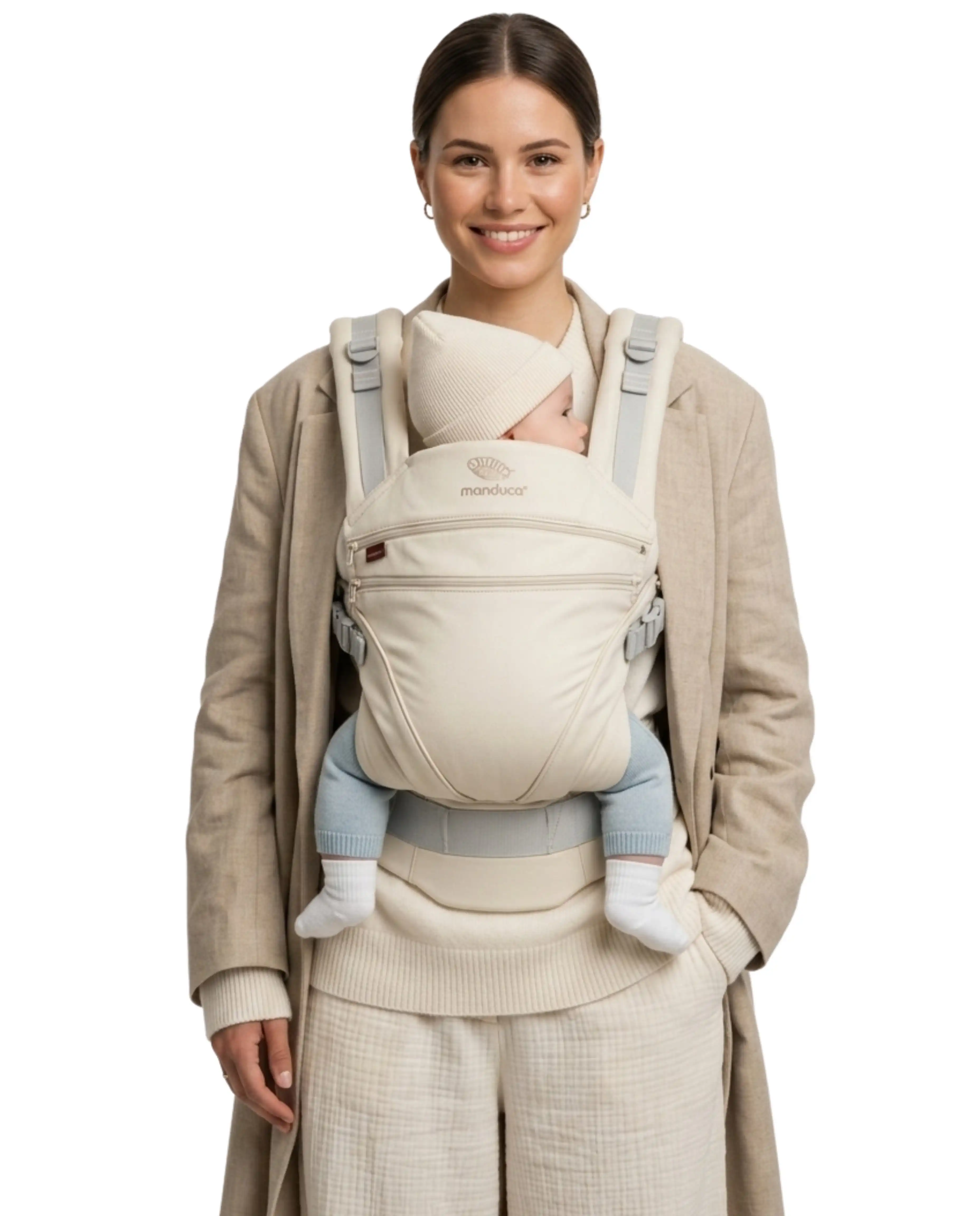 monochrome Creme: Model trägt die manduca XT Babytrage in Creme in der Fronttrageweise.