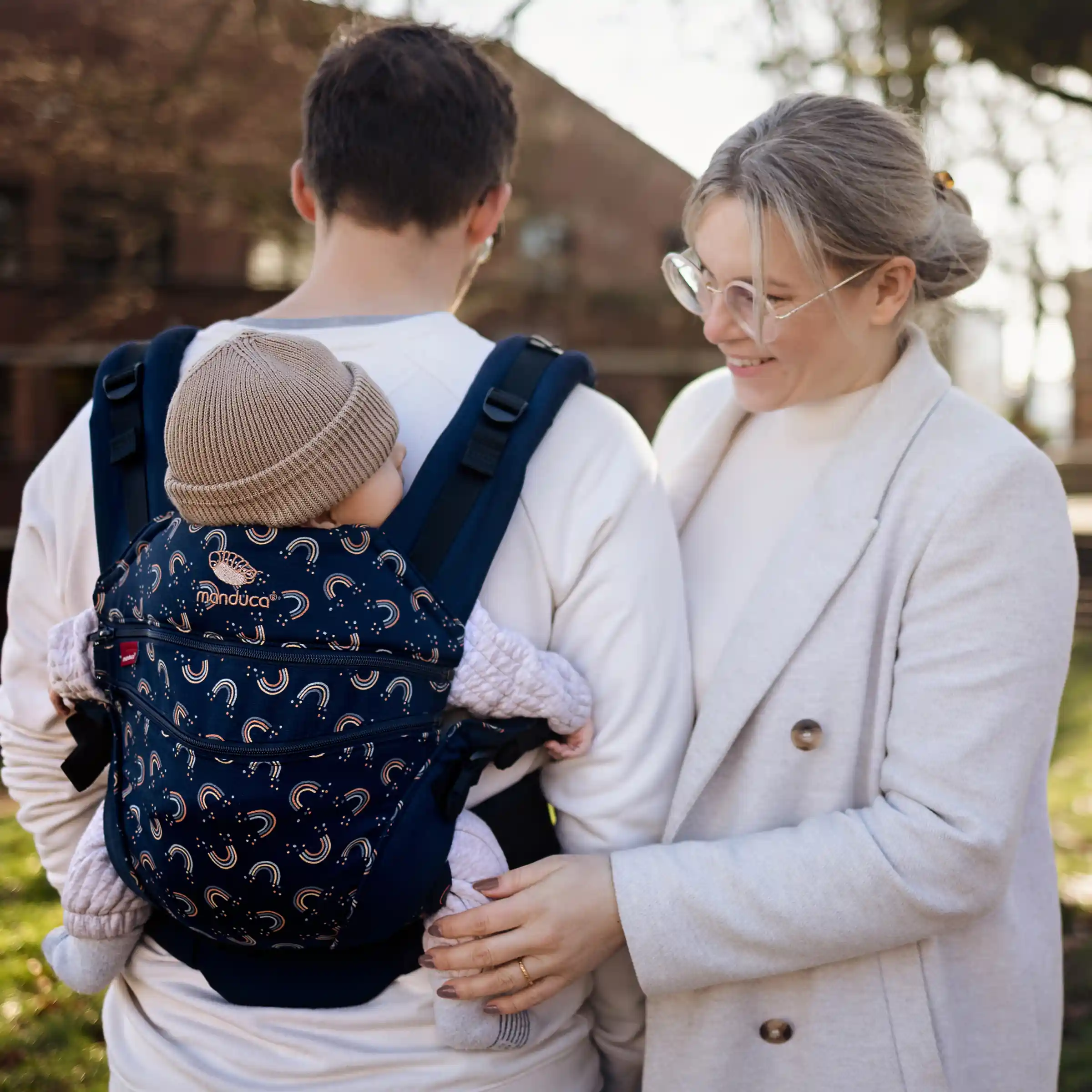 Eltern beim Anlegen der Trage – einfache Handgriffe