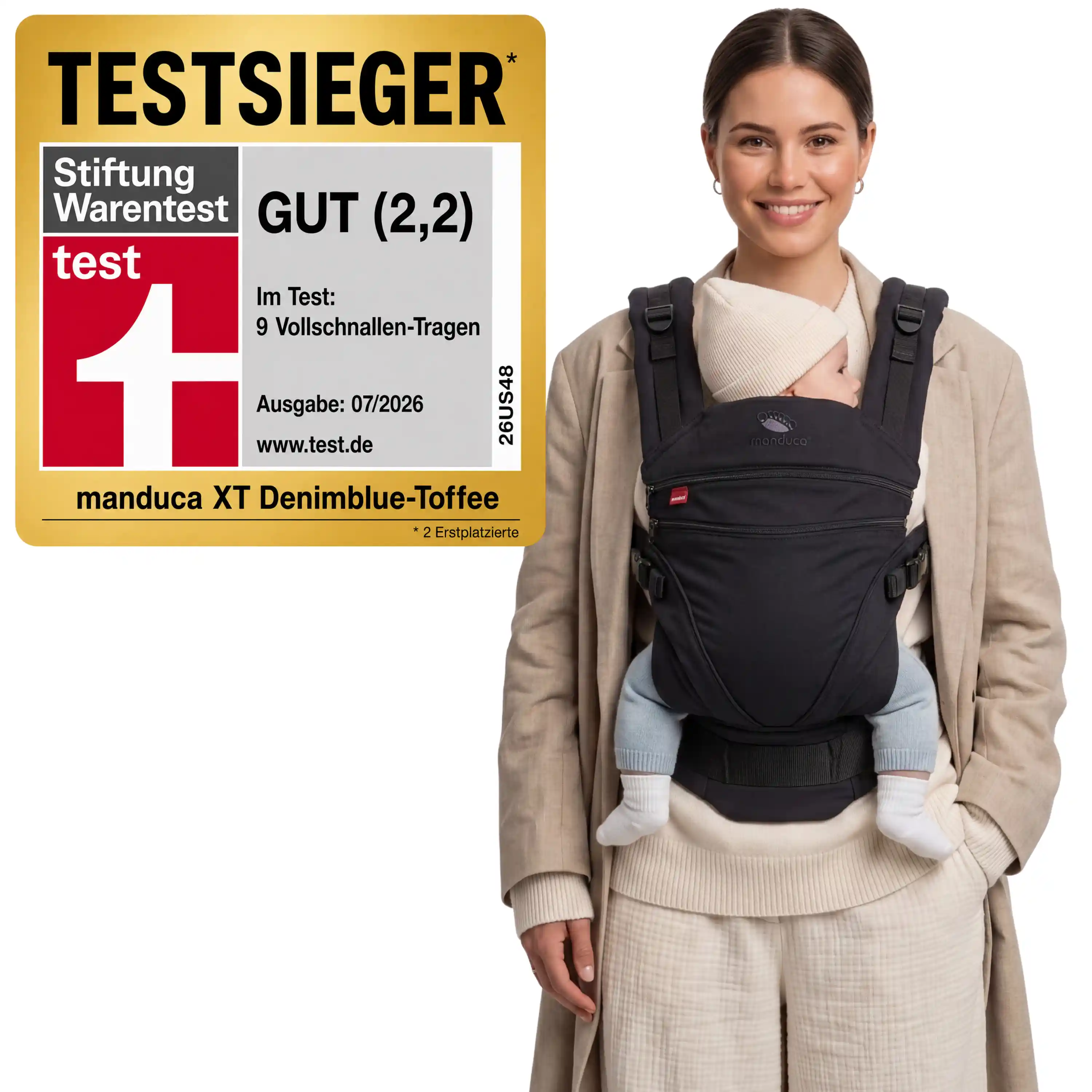 Mutter trägt Baby in der manduca XT Monochrome Obsidian – Stiftung-Warentest-Testsieger