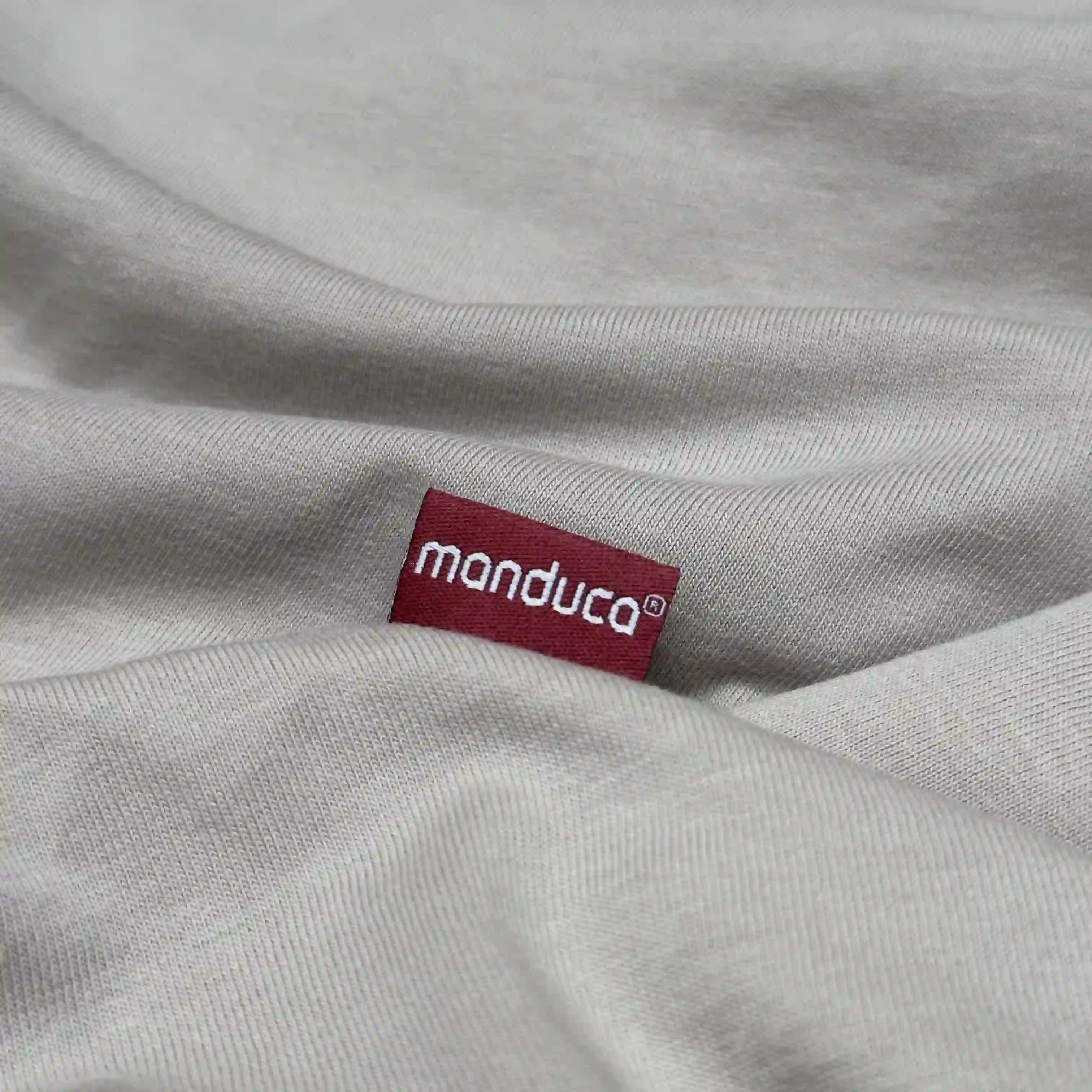 manduca CoPillow Stillkissen Quiet Sage mit Logo im Stoffdetail
