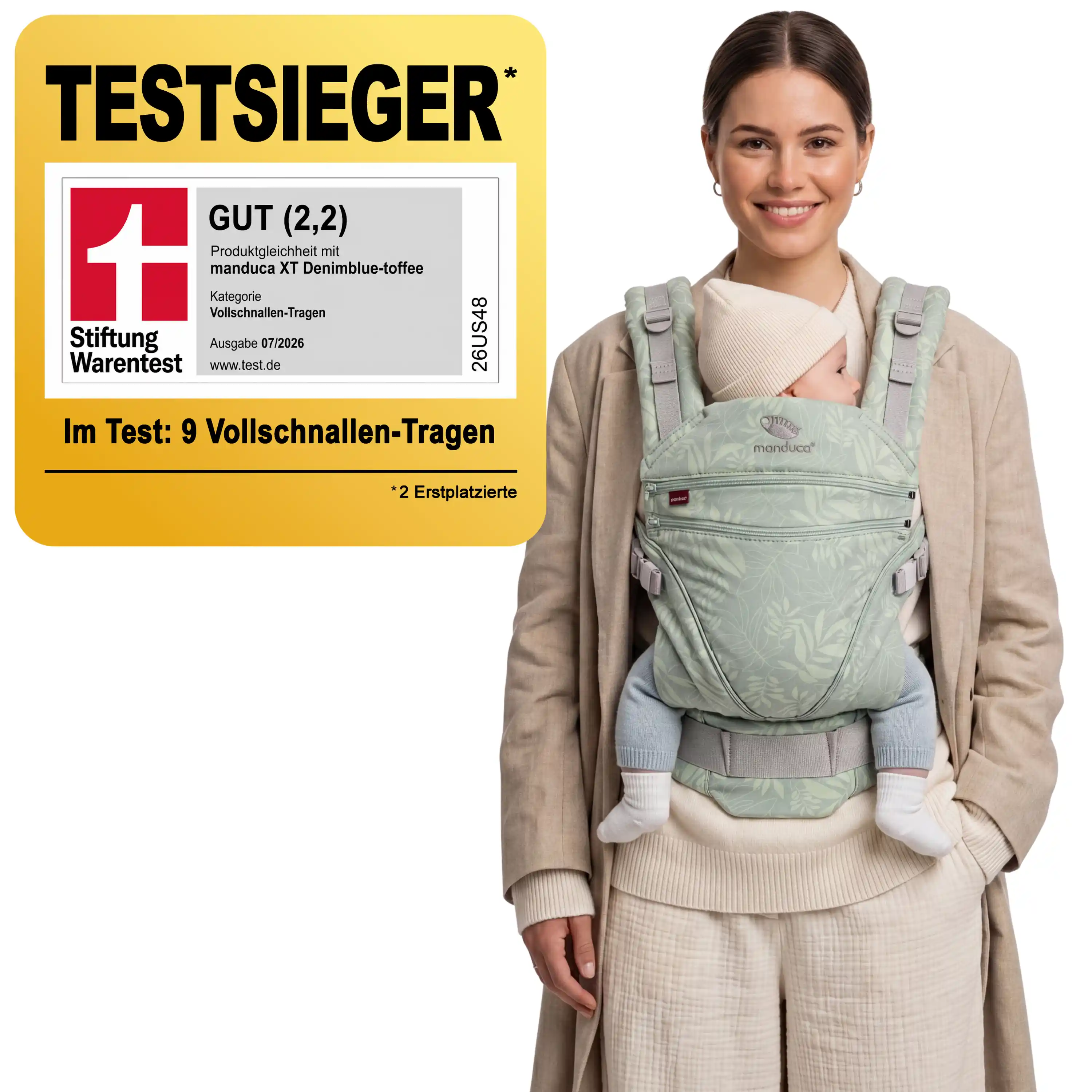 Mutter trägt Baby in der manduca XT Botanic Green – Stiftung-Warentest-Testsieger