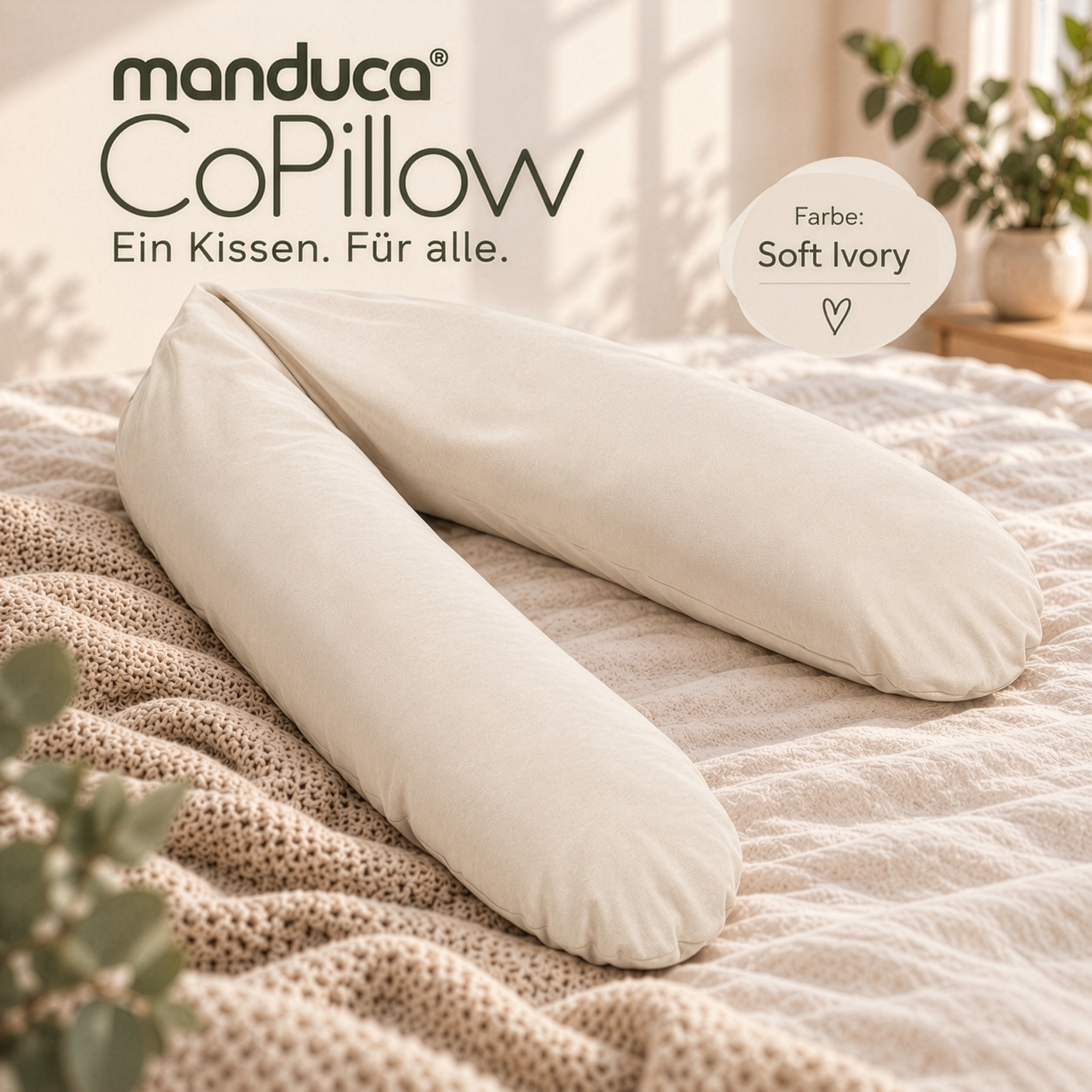 manduca CoPillow Stillkissen Soft Ivory auf einem Bett
