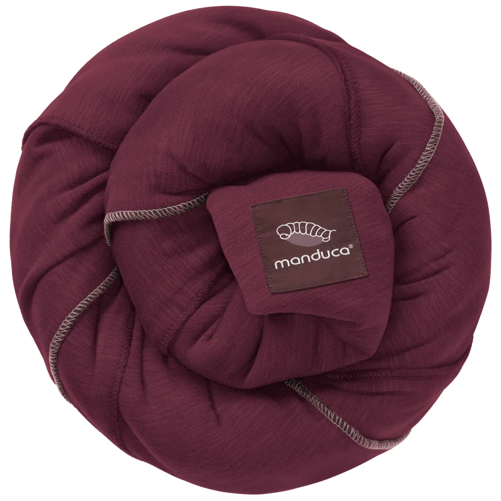 Gerolltes manduca Sling Babytragetuch Berry mit Logo-Patch auf weißem Hintergrund