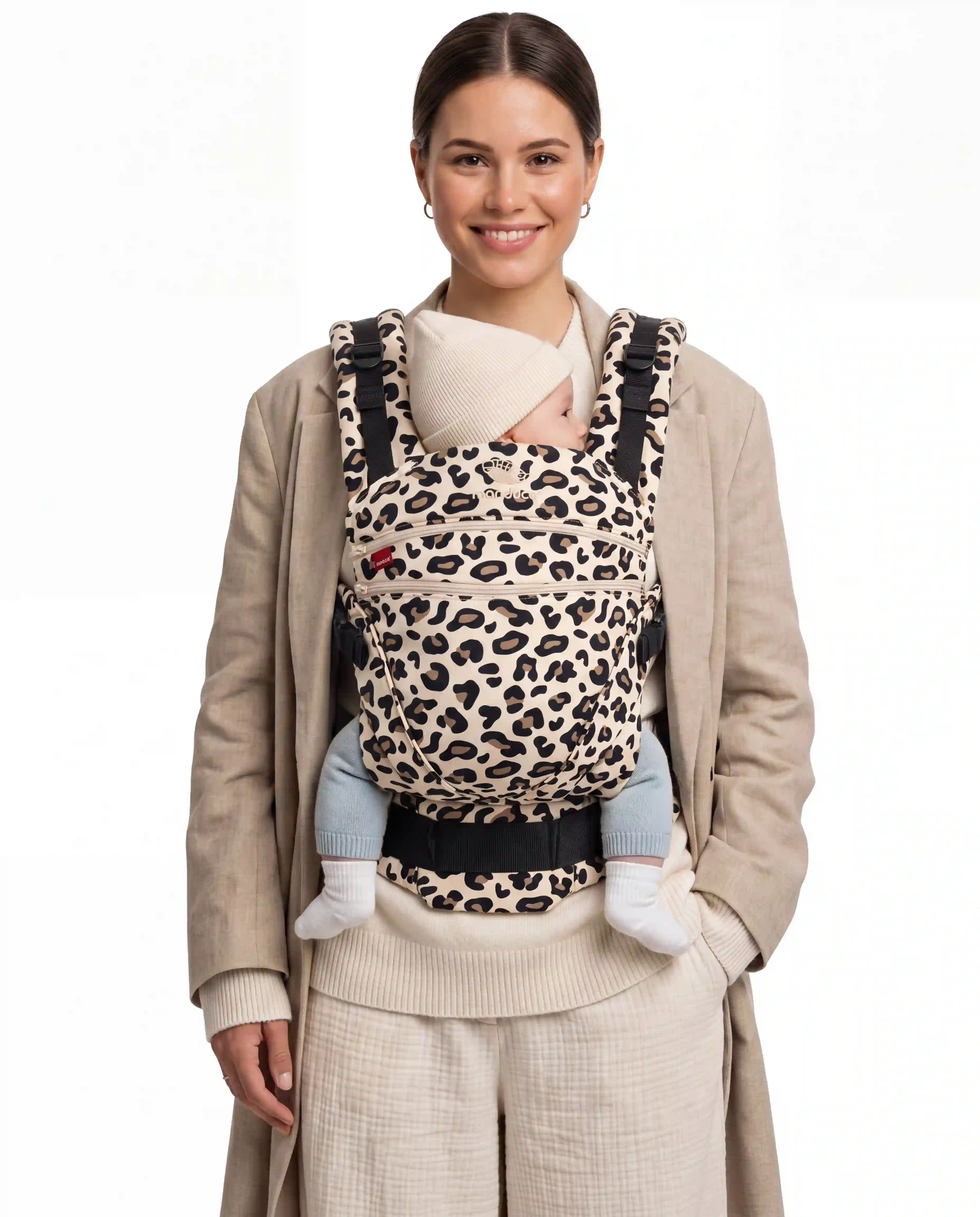 Model trägt die manduca XT Babytrage leo mit Leopardenmuster.